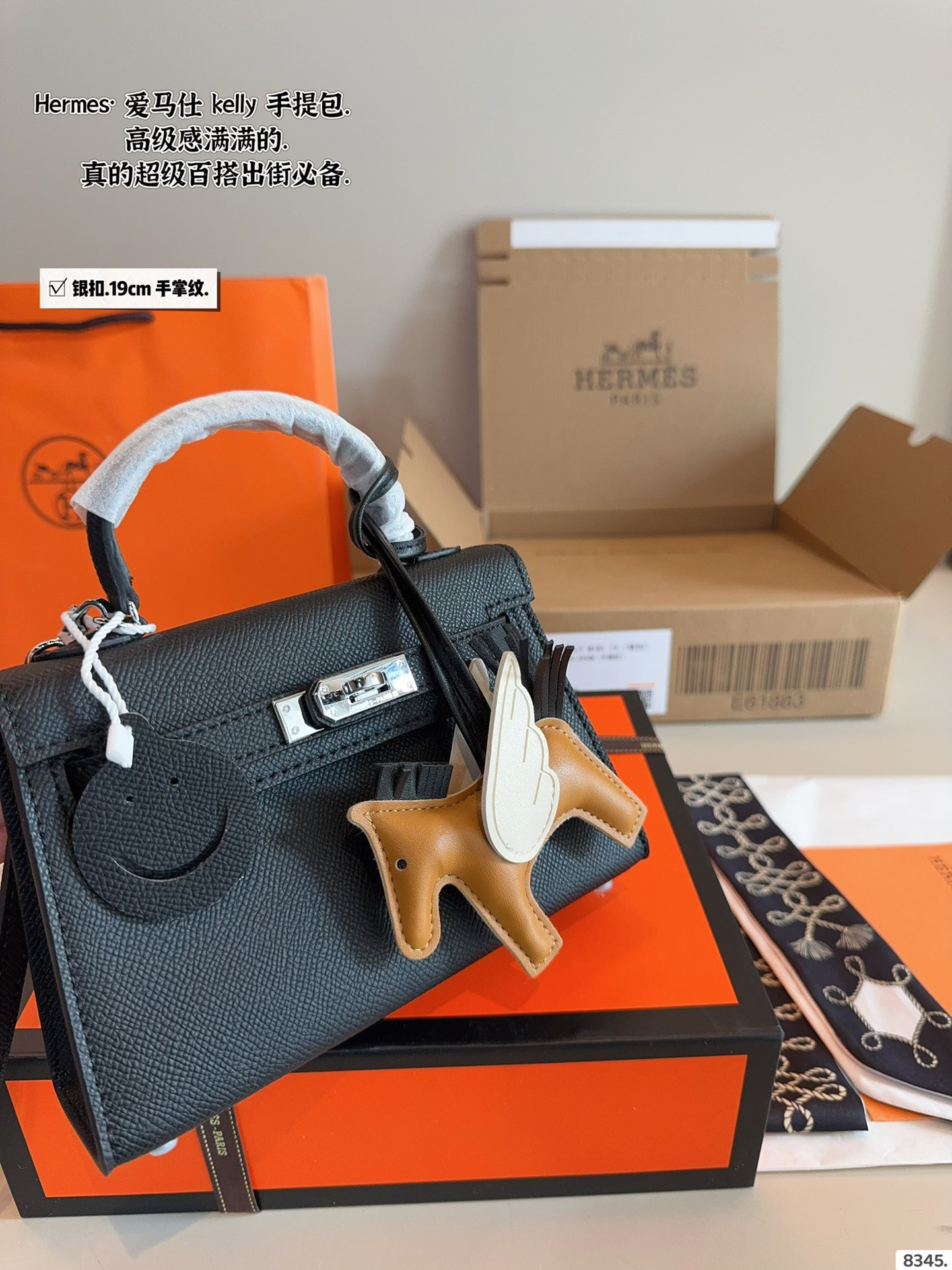 p175配礼盒🎁. 爱马仕 凯莉 kelly 二代 真的太香了 属于日常休闲跟 女人味都可以驾驭的那种 自己搭配了肩带 平时带 娃也可以解放双手 跟朋友下午茶手提更有feel哦 除了随身携带的化妆品 还有再放一个手机尺寸：19*6*12cm