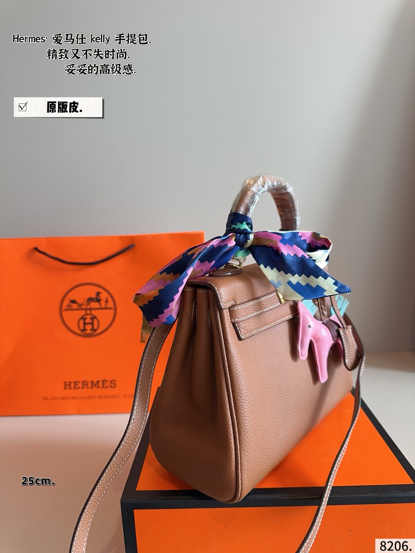 p230配礼盒🎁. 爱马仕Kelly，越看越上头的优雅 如果说Birkin是随性大气的代表，那Kelly就是优雅与克制的代名词。最打动我的，是它线条极简又精致的包身设计，带上肩带之后多了几分法式从容，不管是通勤穿搭还是度假look，都能完美融合。爱马仕Kelly不仅是一个包，更像一种生活态度，它的细节与比例，都让人忍不住反复欣赏。每一次出街背上它，都会多几分自信和从容，难怪那么多人说，一生至少要拥有一只Kelly。尺寸：25*8*18cm