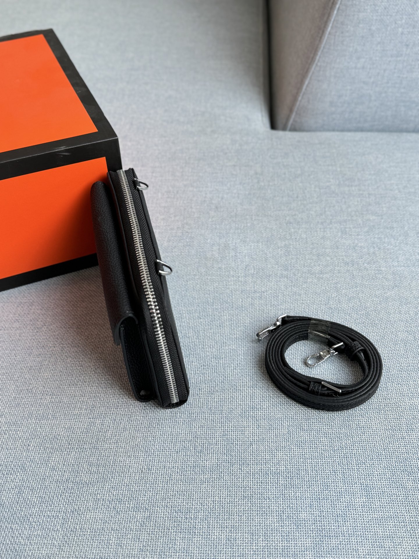 💰135 全套礼盒 size：18&times;11 HERMES爱马仕 小方包 单肩包 黑色牛皮质感超好，日常通勤、约会都合适。 字母元素设计有点小心机，百搭不挑人。 出门随手一拿往身上 一背，优雅感随之即来！