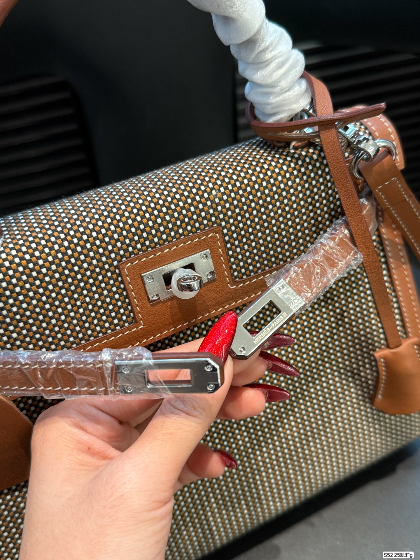 P310 爱马仕 Kelly25凯莉包 采用经典Quadrille+Swift皮革拼接，设计超有辨识度！银色金属扣件，手缝蜡线工艺，细节满分。通勤休闲都很适合，材质更耐脏，日常打理无压力。经典百搭，牛仔、卫衣、风衣都能轻松驾驱，随性又高级，是爱马仕稀有热门款，时髦精必入！尺寸25 18 货号25凯莉