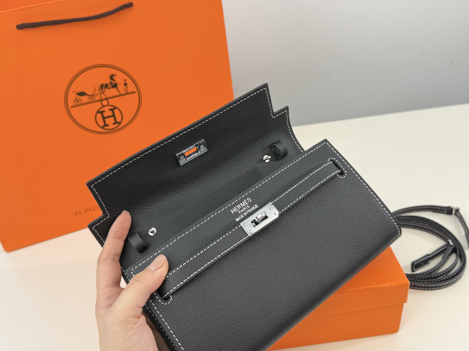 （配礼盒⚠️）p160 爱马仕 woc单肩包.也能这么温油woc Ado woc Ado 在Kelly包的基础上，增加了一条长肩带.Ado其实是复刻96年爱马仕推出的双肩包，整体设计 还是蛮可爱的，温温柔柔的带点学院风，风格比较年 轻。Kylie Jenner的女儿 Stormi就有一只 Ado， 小女生背起来也毫无违和感！超级实用 尺寸：21*3*13cm