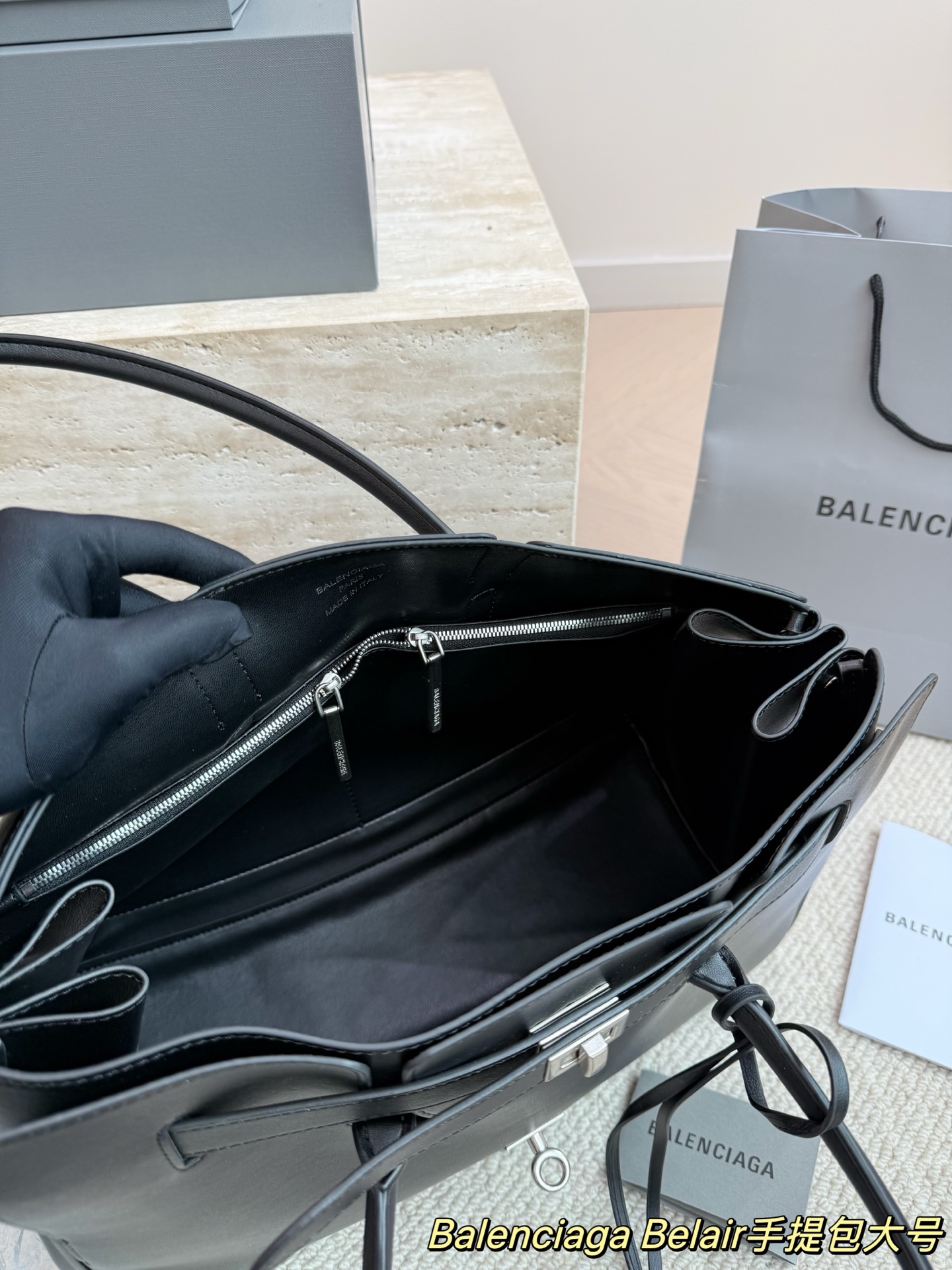 P300大号 卡戴珊look|巴黎世家 甲甲卡戴珊(Kim Kardashian)套装巴黎世家家的 (铂金包Balenciaga belair)黑色机车过膝靴穿出了卡戴珊的霸气. 。。今年巴黎世家的包把爱马仕玩的淋漓尽先是kelly redeo，又是birkin的belair。光价格没比爱 马仕便宜哦，真是又爱又恨的。尺寸 36.28