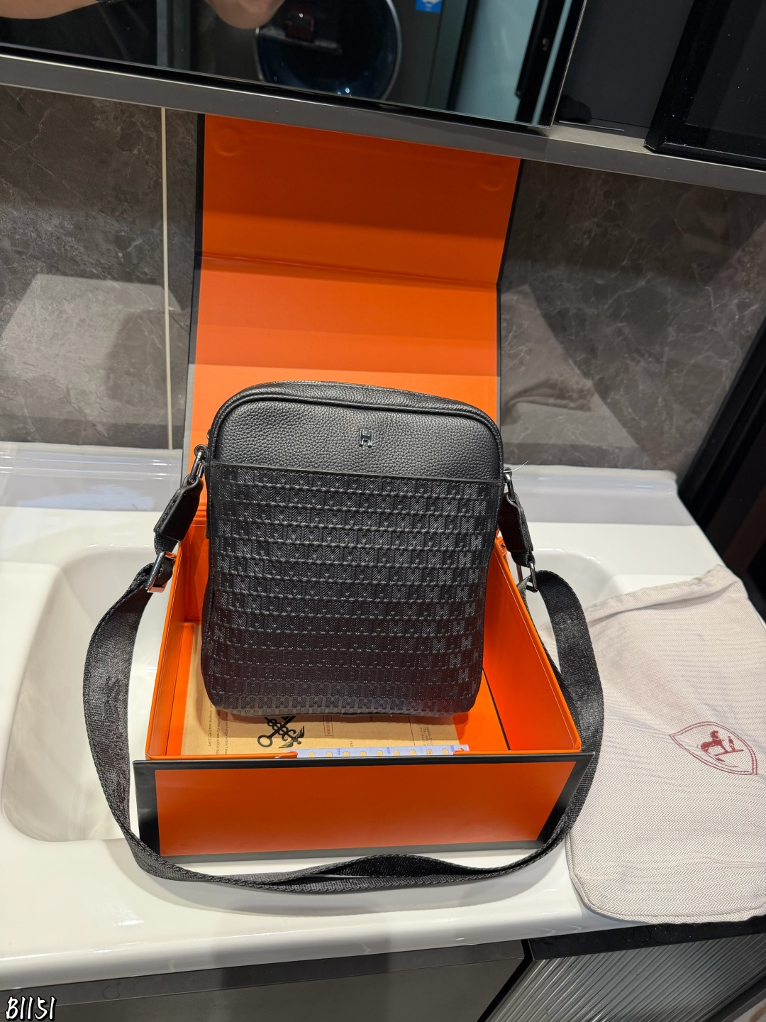 ❤️P145（礼盒包装）❤️ Hermes&bull;爱马仕 新品斜挎包单肩包.全黑光面皮膜包身、金属logo加持上身潮酷十足非常适合出门不怎么带东西但要带点东西的人多功能收纳分区设计，各区各司其职前袋装耳机、钥匙，侧袋装雨伞/水壶、主袋装充电宝，内置加绒里衬，Switch等电子产品稳稳当当，隐藏拉链袋内置卡槽位置身份证等卡件不怕丟尺寸：20*5*23cm