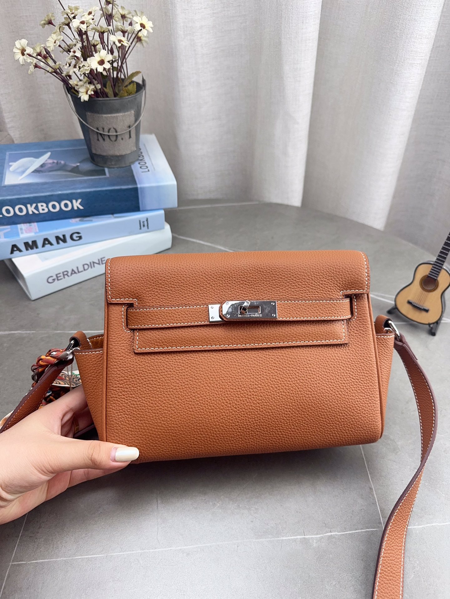 配折叠礼盒 H家 爱马仕 kelly 邮差包 男女同款尺寸刚刚好！ 真的太太太太好看 ⚠️牛皮 包包特别又质感！ 尺寸24*18cm p225