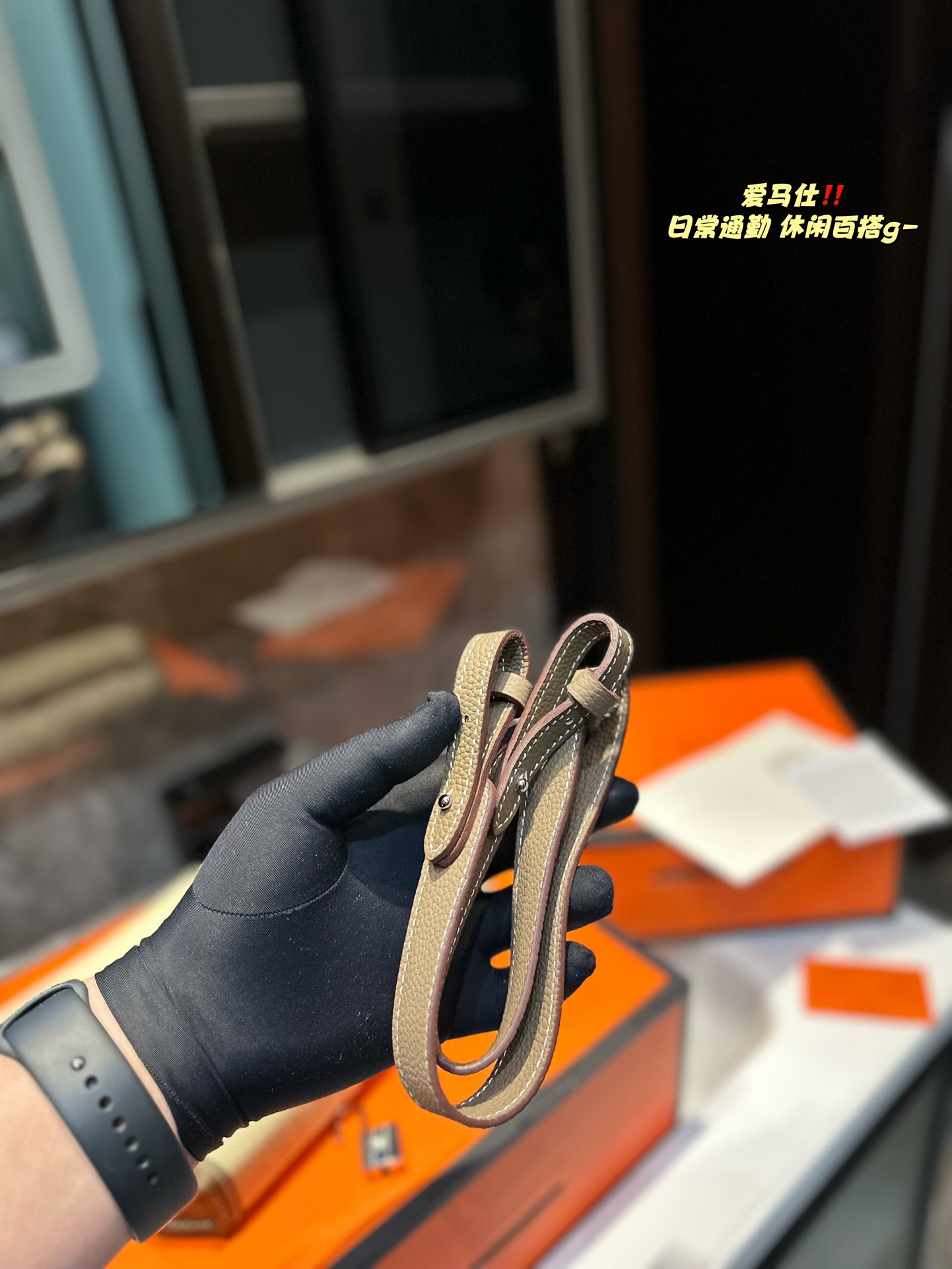 ❤️p250（折叠礼盒）❤️ 极简百搭|爱马仕凯莉邮差包真的好看哭～百搭时髦^_^^_^邮差包凯莉包单肩腋下背真的太好看了~ 帆布牛皮版型做工很高级气质 肩带可调节细节真的做得太好看啦 气质感拉满 尺寸：25 19 cm