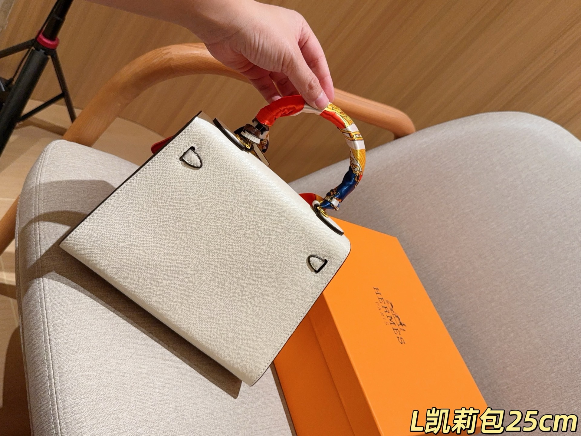 💰135 配送丝巾➕小马挂件 ⚠️配送颜色随机不支持挑选 爱马仕Hermes Kelly凯丽凯莉包 尺寸25cm 礼盒包装🎁