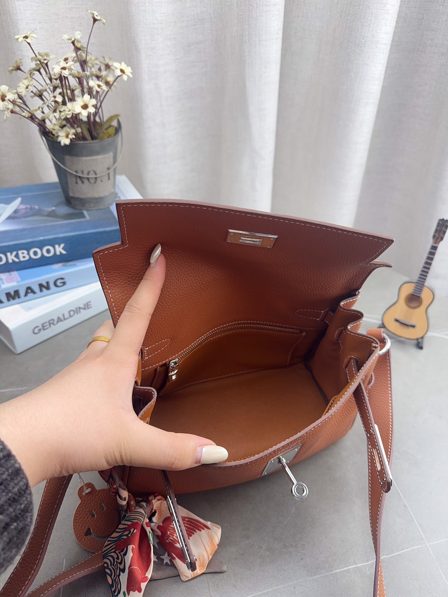 配折叠礼盒 H家 爱马仕 kelly 邮差包 男女同款尺寸刚刚好！ 真的太太太太好看 ⚠️牛皮 包包特别又质感！ 尺寸24*18cm p225