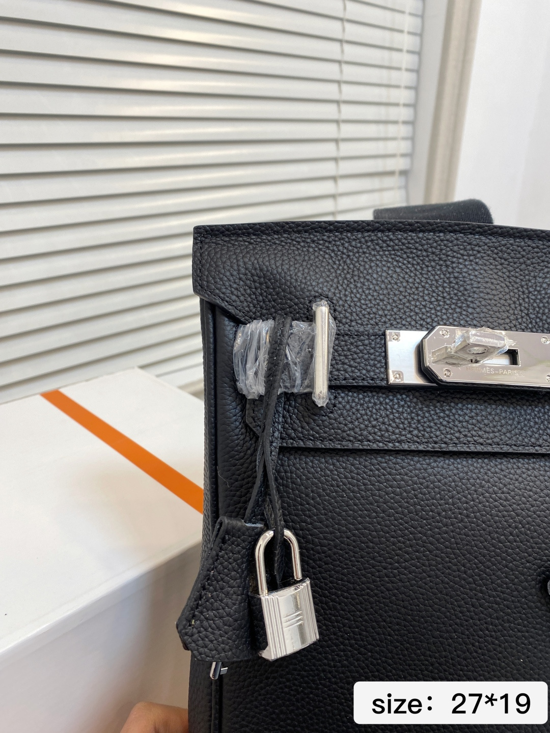 🅿️💰265 无盒 尺寸27*19 爱马仕单肩包很酷的男包来喽看起来十分时尚且年轻 斜挎也不显大当收纳空间真心不错，拿取东西时十分方便当肩带可以自由调节长度，任何身高都没问题 6779