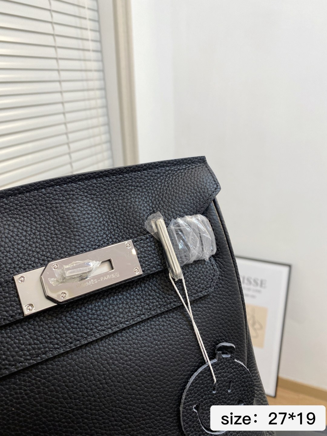 🅿️💰265 无盒 尺寸27*19 爱马仕单肩包很酷的男包来喽看起来十分时尚且年轻 斜挎也不显大当收纳空间真心不错，拿取东西时十分方便当肩带可以自由调节长度，任何身高都没问题 6779