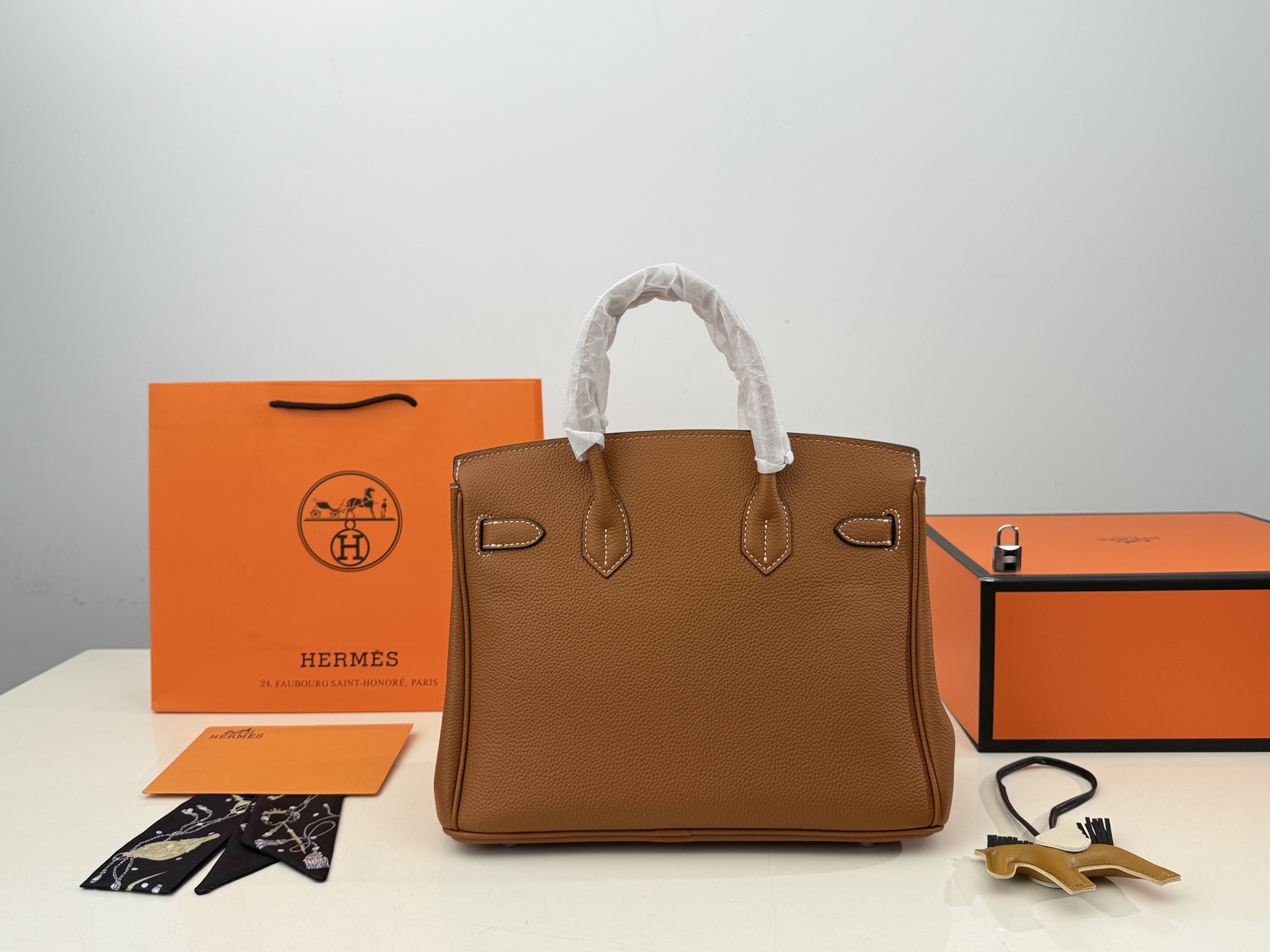 (折叠盒⚠️)p300 爱马仕Birkin铂金包(银扣) ✅顶级原单 头层牛皮 配丝巾 小飞马 细节无敌完美 配色敲级耐看 完美适配秋冬穿搭 容量满分 上身优雅有气质 size:30*22cm