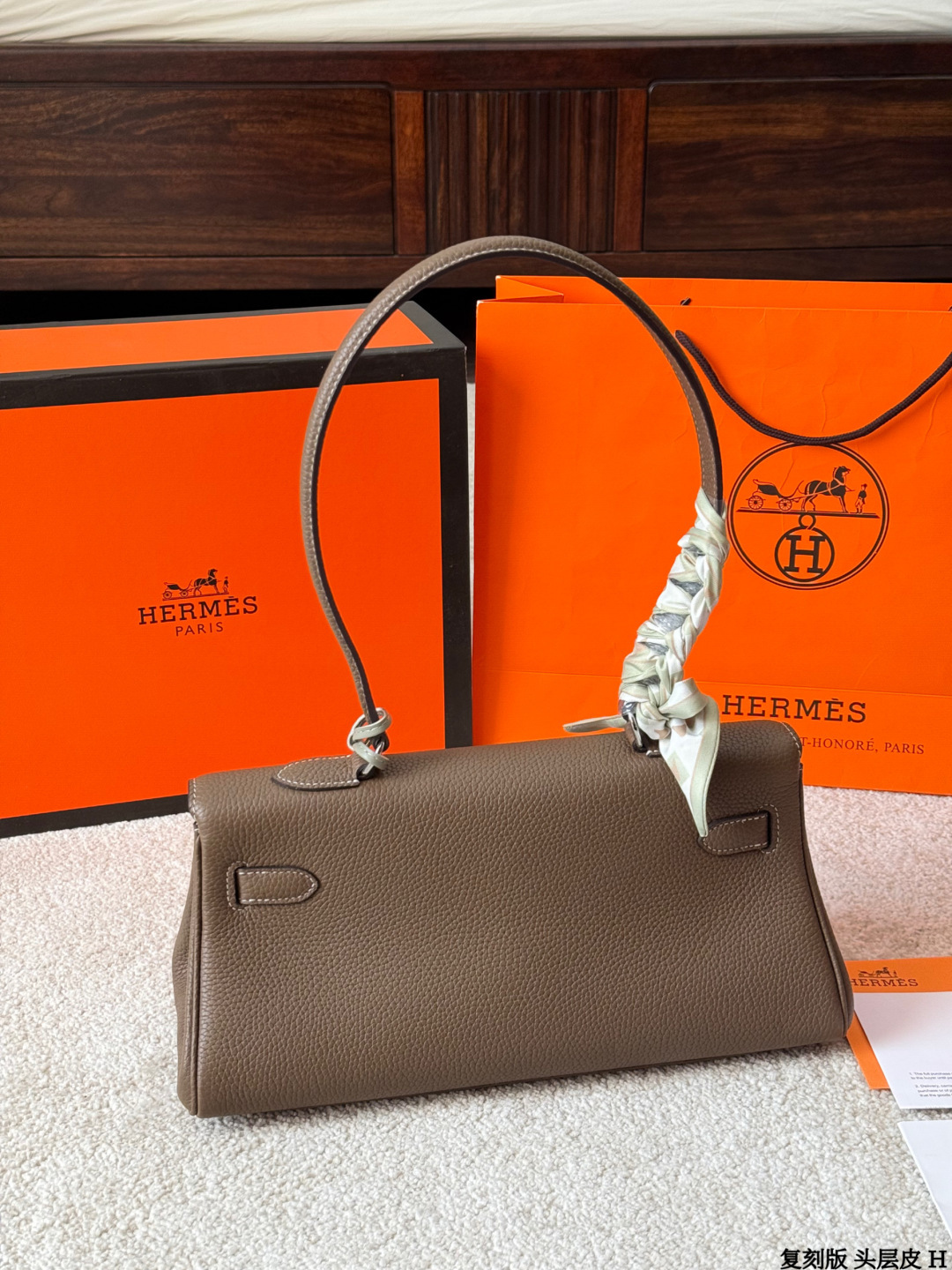 复刻版 头层牛皮 p360 爱马仕 Shoulder Kelly包 出这款爱马仕Shoulder Kelly 手袋，采用柔软Togo荔枝纹牛皮，经典大象灰色，银色金属件超有质感艹。包型是Kelly包的单肩简化版，配有宽肩带，单肩背超方便，解放双手！容量大，线条利落，低调又时髦，通勤日常都很适合～ 尺寸 33 15cm