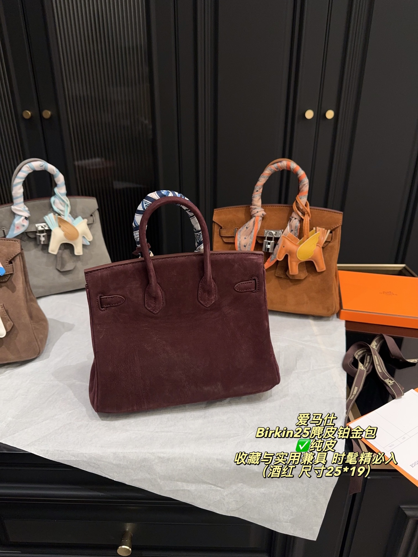 ✅纯皮P335配盒⚠️尺寸25*19 爱马仕 Birkin25麂皮铂金包 触感柔软细腻，秋冬季节超适合！银色金属扣件＋小飞马挂件，精致又有辨识度。25cm尺寸，日常通勤、出行都能轻松装下随身物品。麂皮材质轻盈，搭配丝巾更显高级感，是爱马仕经典系列，收藏与实用兼具，时髦精必入！