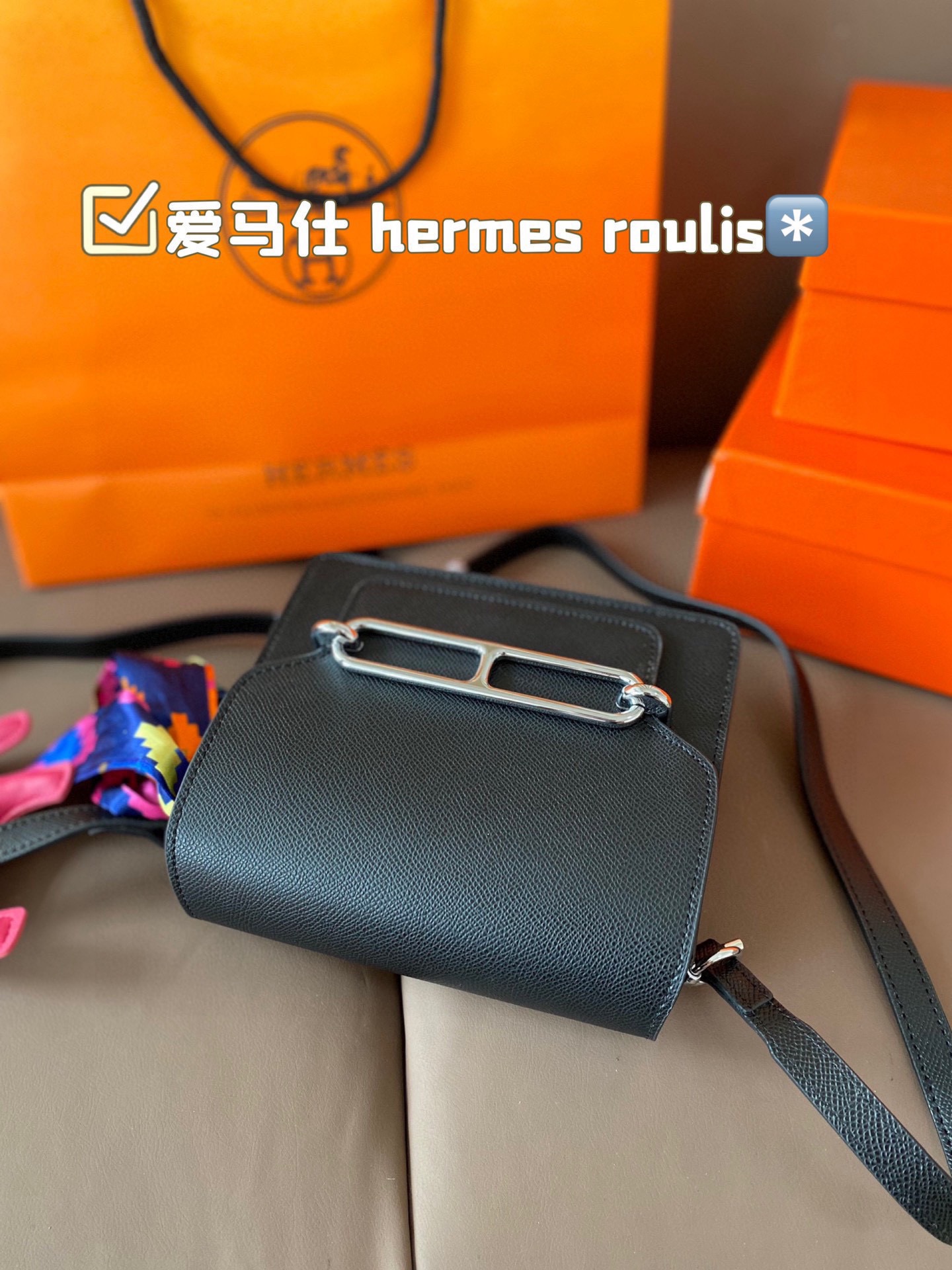 P185 hermes roulis这款包包设计的非常好看，是爱马仕包包里面比较低调的一款，不喜欢大Hlogo的朋友可以考虑入手这款，非常实用，很多明星都特别喜欢。爱马仕（H家）猪鼻子包 Roulis面向广大年轻人，线条简洁明快，极具个性的Logo标志，带点中性风格，适合追求品位生活的白领一族！ 尺寸：18*15