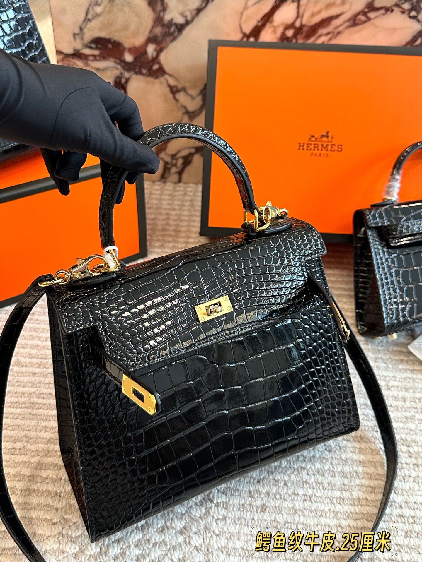 💰280、💰240、💰200 配盒 尺寸：28/25/20cm H家 爱马仕 kelly 真的太太太太好看 ⚠️鳄鱼纹牛皮 经典 必入款！ 包包特别又质感！
