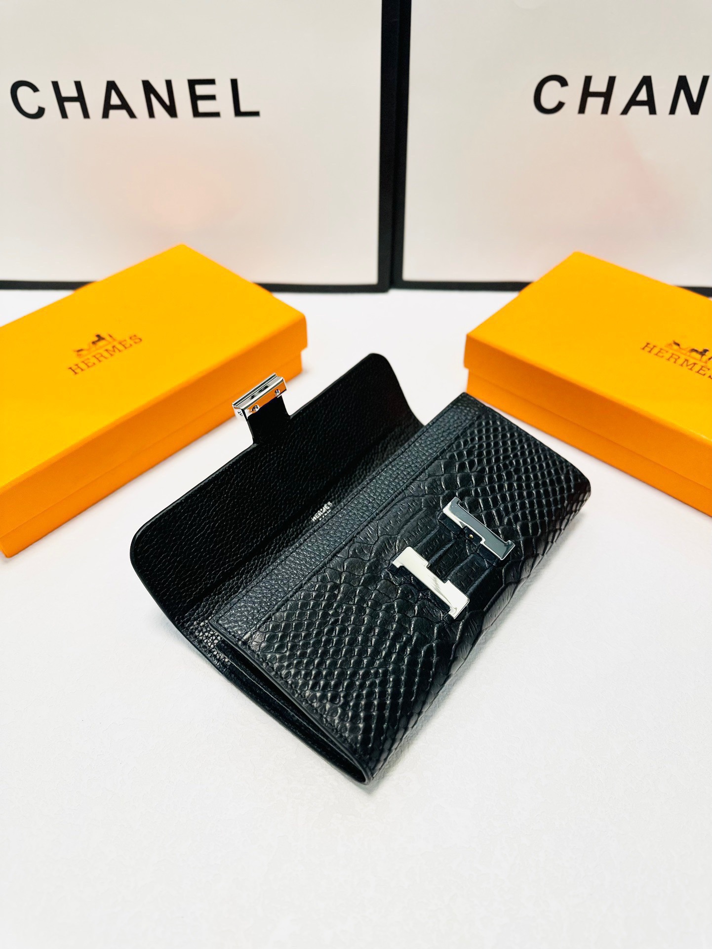 P95🎀🎀颜色 黑 粉🎀尺寸 19x10🎀爱马仕优质进口牛皮🐂 手感一流👏时尚设计💋潮版百搭，简约大方，经典永不过时💍