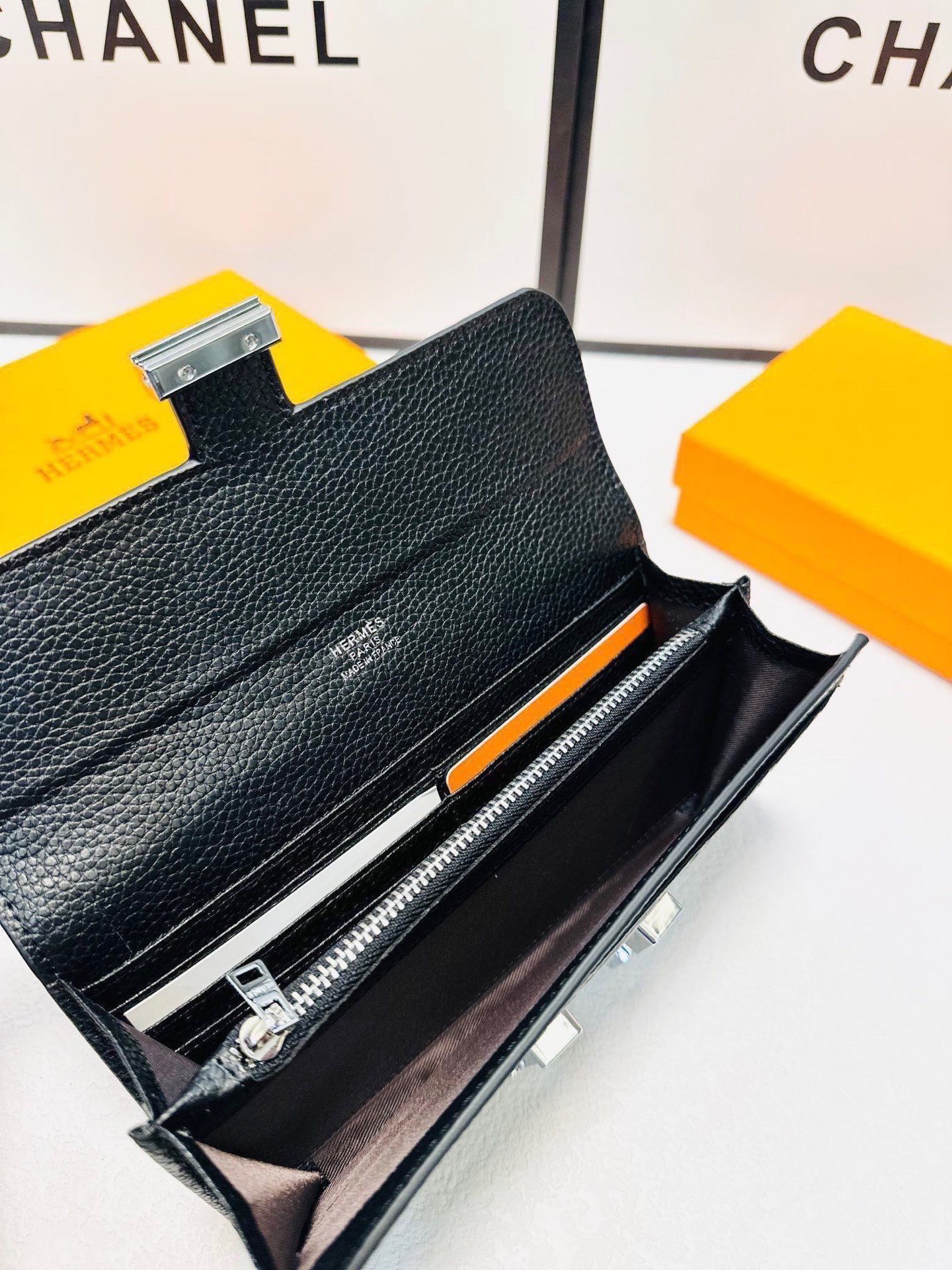 P95🎀🎀颜色 黑 粉🎀尺寸 19x10🎀爱马仕优质进口牛皮🐂 手感一流👏时尚设计💋潮版百搭，简约大方，经典永不过时💍