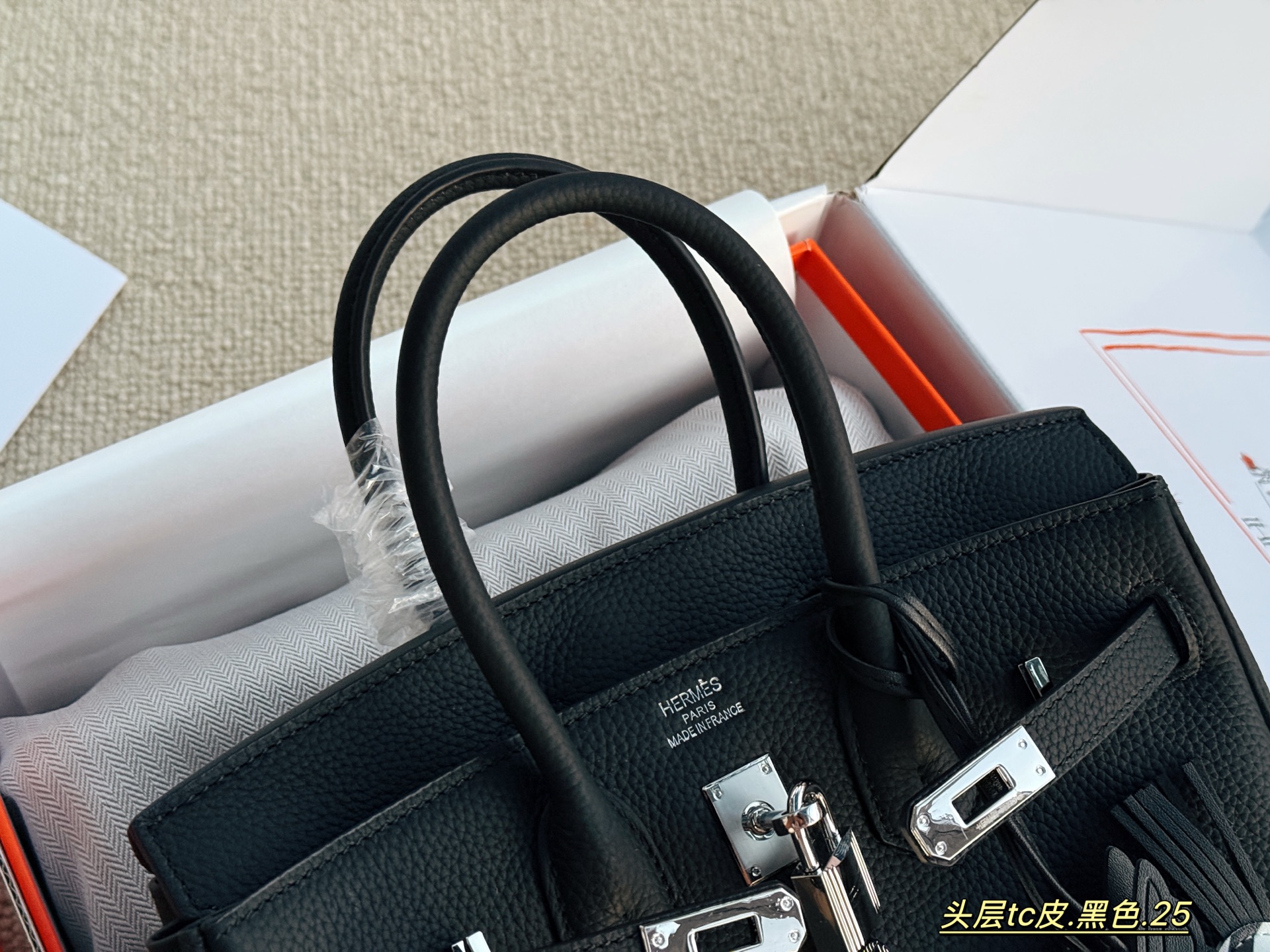 💰245 配全套包装 size：25cm 背铂金包的季节来啦 Bk25 原版品质 ✔️ 爱马仕|Birkin 25 tc牛皮 真的太可了，可咸可甜 超难买的绝美birkin！ 赠送小马 丝巾 小锁头哦！