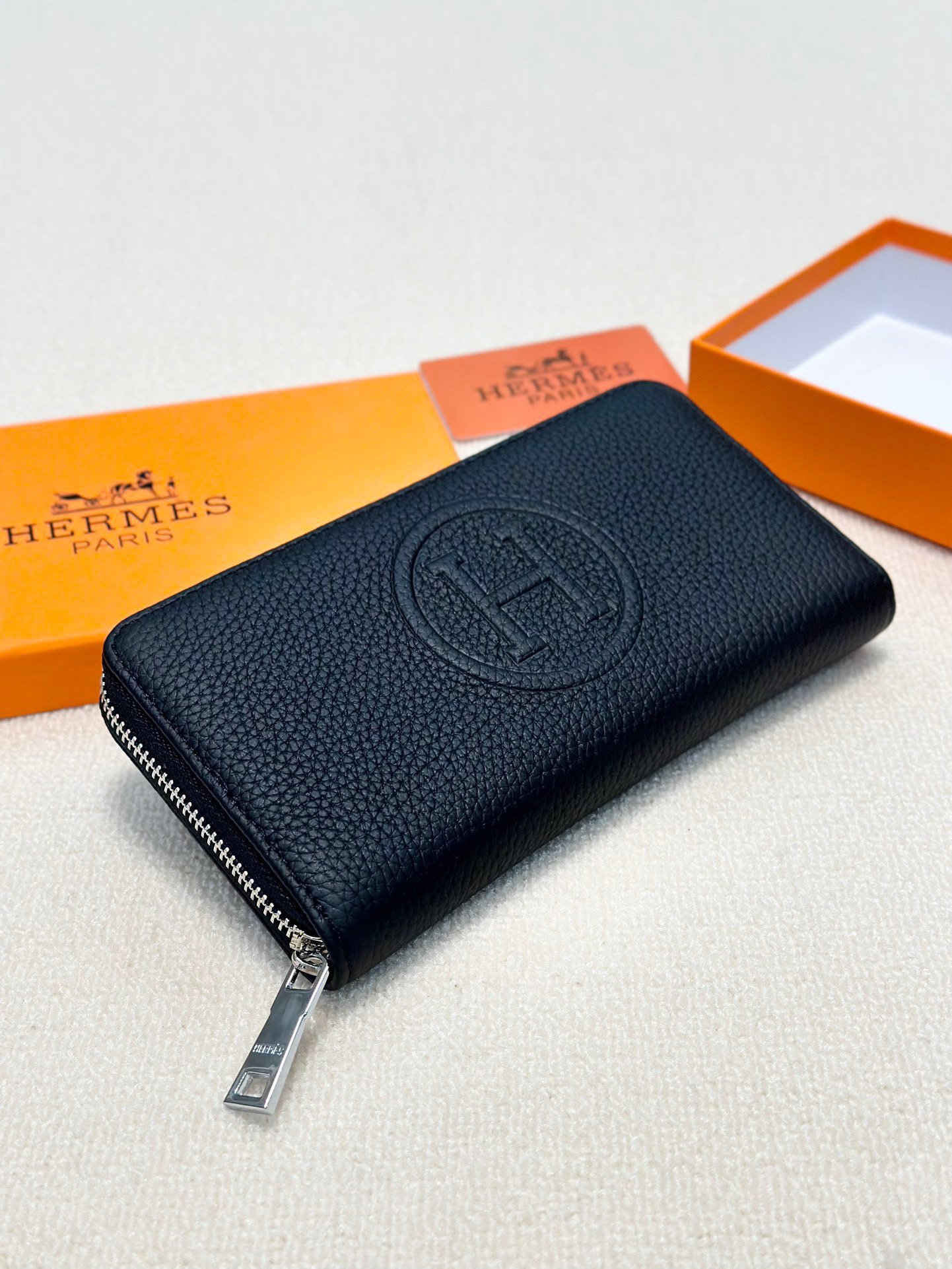 P100🎀🎀颜色 黑🎀尺寸 20x10🎀爱马仕🔥手包👍牛皮压花手感一流内置卡位多隔层大容量男士必备 ❤️