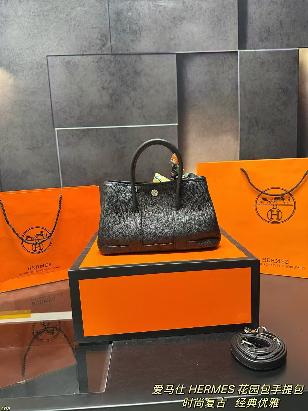 P210配盒 爱马仕 HERMES 花园包手提包 牛皮手提包，爱马仕花园包当作健身包瑜伽包再适合不过了!容量确实很ok的同时属于是慵懒随性低调中透露着奢华，经典百搭，上班通勤、差旅出行、当作妈咪包也ok，花园包才算是名副其实的菜篮子好吗!!实用性极强性价比极高，又不会过时的款式。两侧还有按扣可以调节，绝对是务实低调的代表！ 尺寸：25*15.5cm