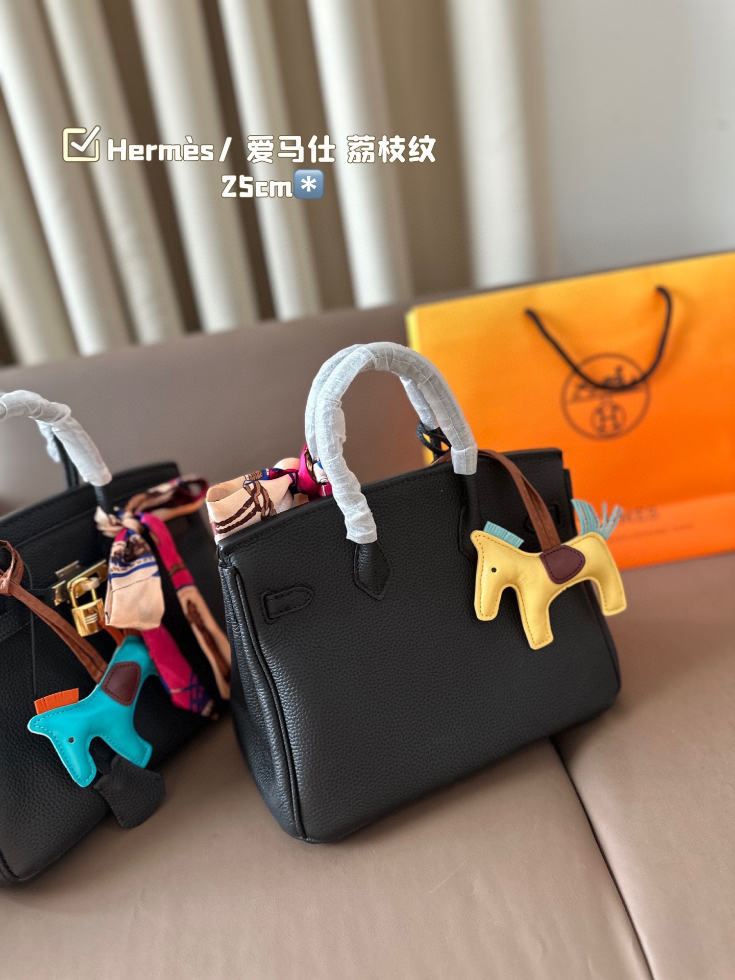 P245 Herm&egrave;s/ 爱马仕 铂金包 高端质量 专柜最新款进口荔枝纹 明星同款 原版质量 Herm&egrave;s每个女孩的必备品😍 尺寸：25*20cm