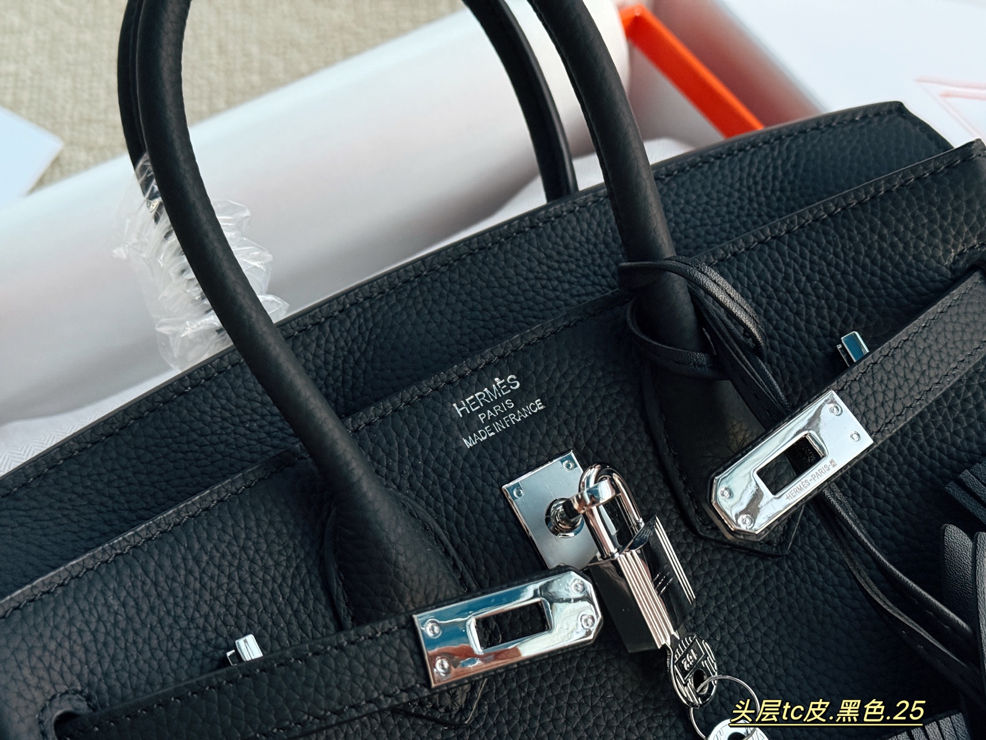 💰245 配全套包装 size：25cm 背铂金包的季节来啦 Bk25 原版品质 ✔️ 爱马仕|Birkin 25 tc牛皮 真的太可了，可咸可甜 超难买的绝美birkin！ 赠送小马 丝巾 小锁头哦！