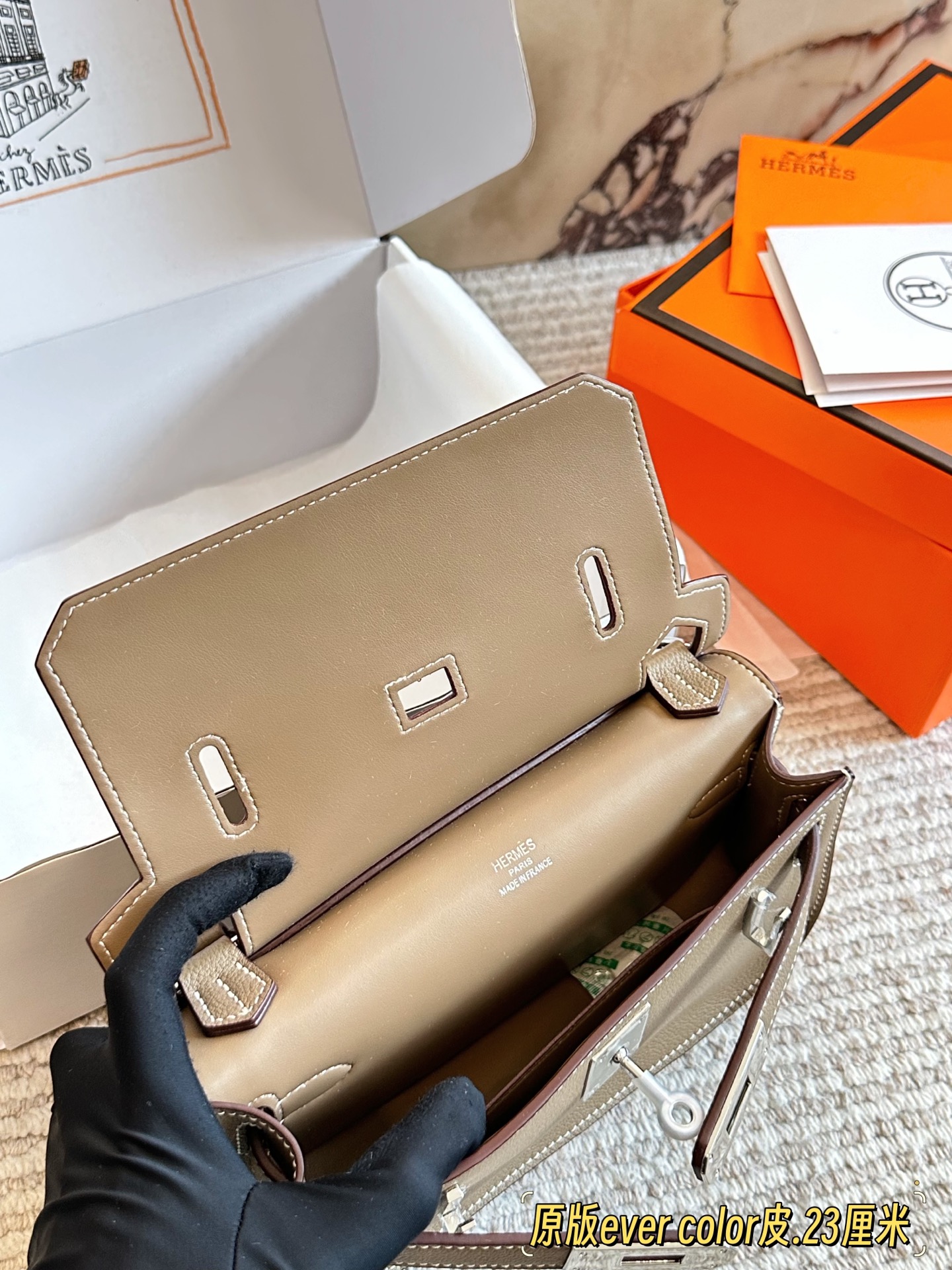 p215 原版TC皮 Hermes吉普赛小众品味天花板Hermes吉普赛 相比起bkc 属于小众爱马仕了 背出去比较少见而且超飒 单肩斜挎都很好看 23cm