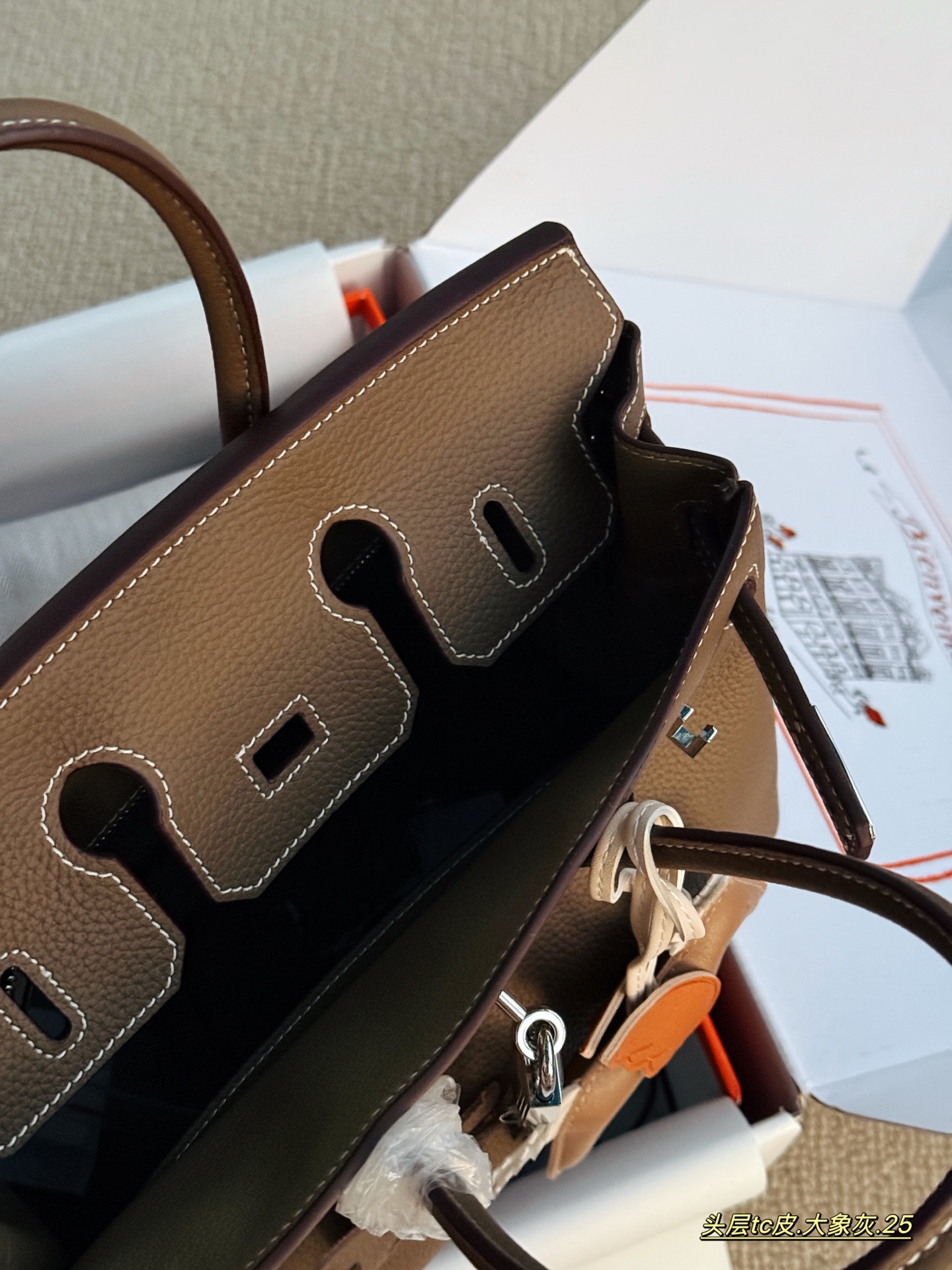 💰245 配全套包装 size：25cm 背铂金包的季节来啦 Bk25 原版品质 ✔️ 爱马仕|Birkin 25 tc牛皮 真的太可了，可咸可甜 超难买的绝美birkin！ 赠送小马 丝巾 小锁头哦！