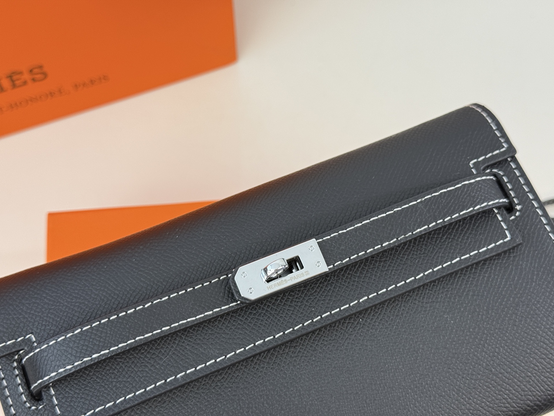 （配礼盒⚠️）p160 爱马仕 woc单肩包.也能这么温油woc Ado woc Ado 在Kelly包的基础上，增加了一条长肩带.Ado其实是复刻96年爱马仕推出的双肩包，整体设计 还是蛮可爱的，温温柔柔的带点学院风，风格比较年 轻。Kylie Jenner的女儿 Stormi就有一只 Ado， 小女生背起来也毫无违和感！超级实用 尺寸：21*3*13cm