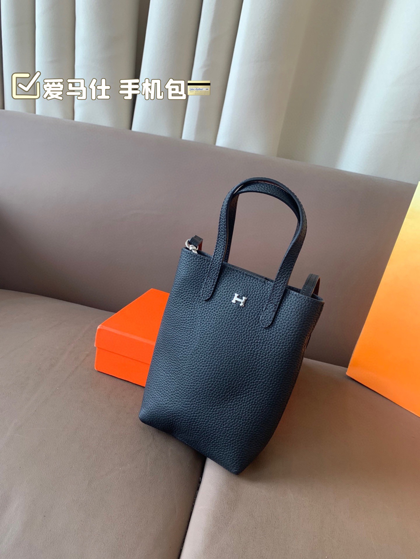 P105（牛皮） 爱马仕 手机包 无论男女都非常好背 大小适中，手机、车钥匙、等等都可以轻松放尺寸11*18 配盒