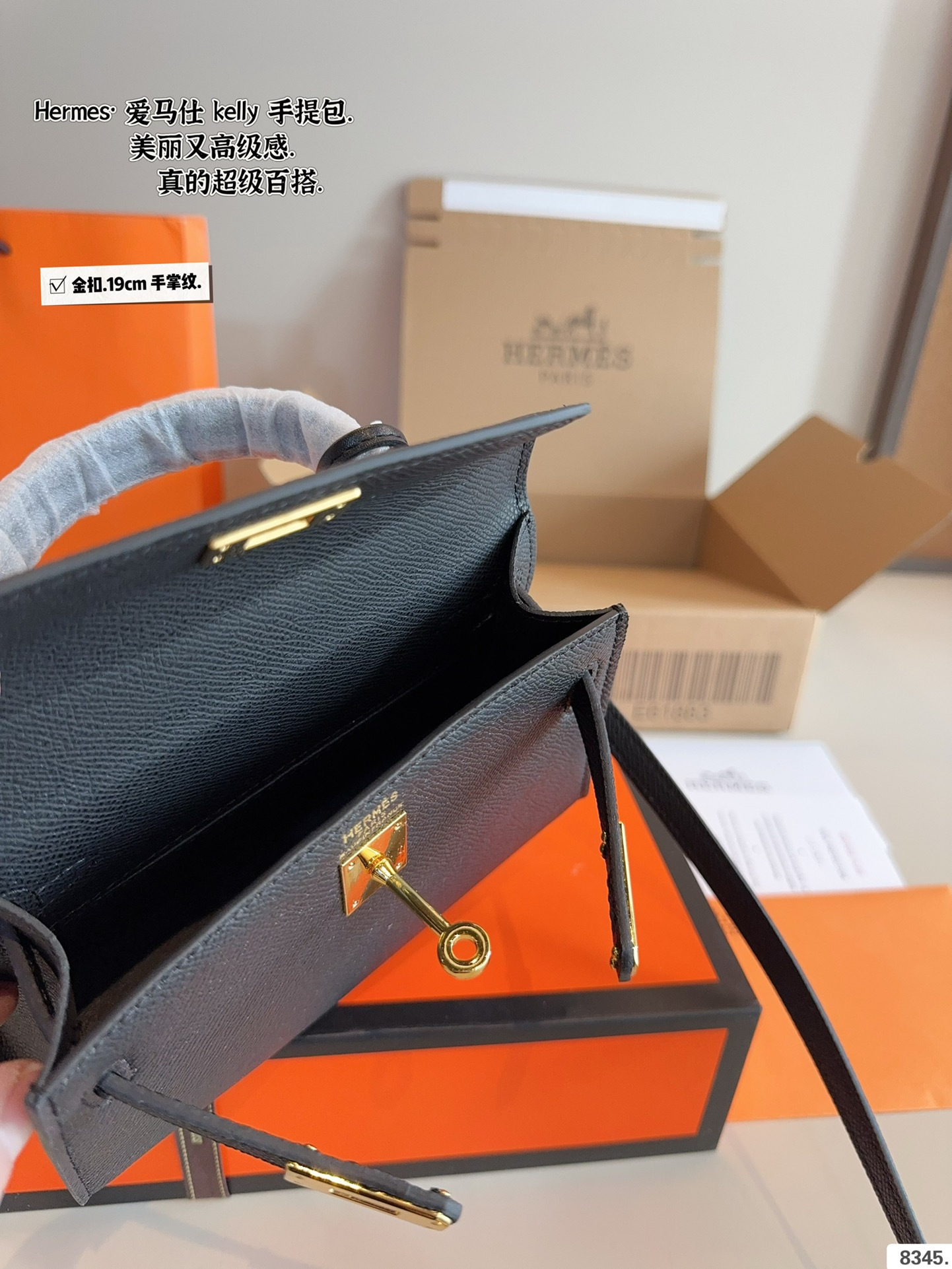 p175配礼盒🎁. 爱马仕 凯莉 kelly 二代 真的太香了 属于日常休闲跟 女人味都可以驾驭的那种 自己搭配了肩带 平时带 娃也可以解放双手 跟朋友下午茶手提更有feel哦 除了随身携带的化妆品 还有再放一个手机尺寸：19*6*12cm