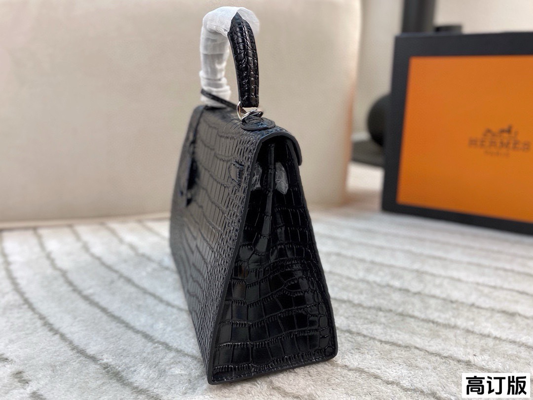 p260/p240/p180 全套包装🎁(高订版) 爱马仕Hermes Kelly 黑银亮面鳄鱼皮 妥妥的御姐范儿 上身真的是又酷又飒 我想没有御姐能拒绝这样一只kelly吧! 尺寸:28*22/25*17/19*13(纯皮)