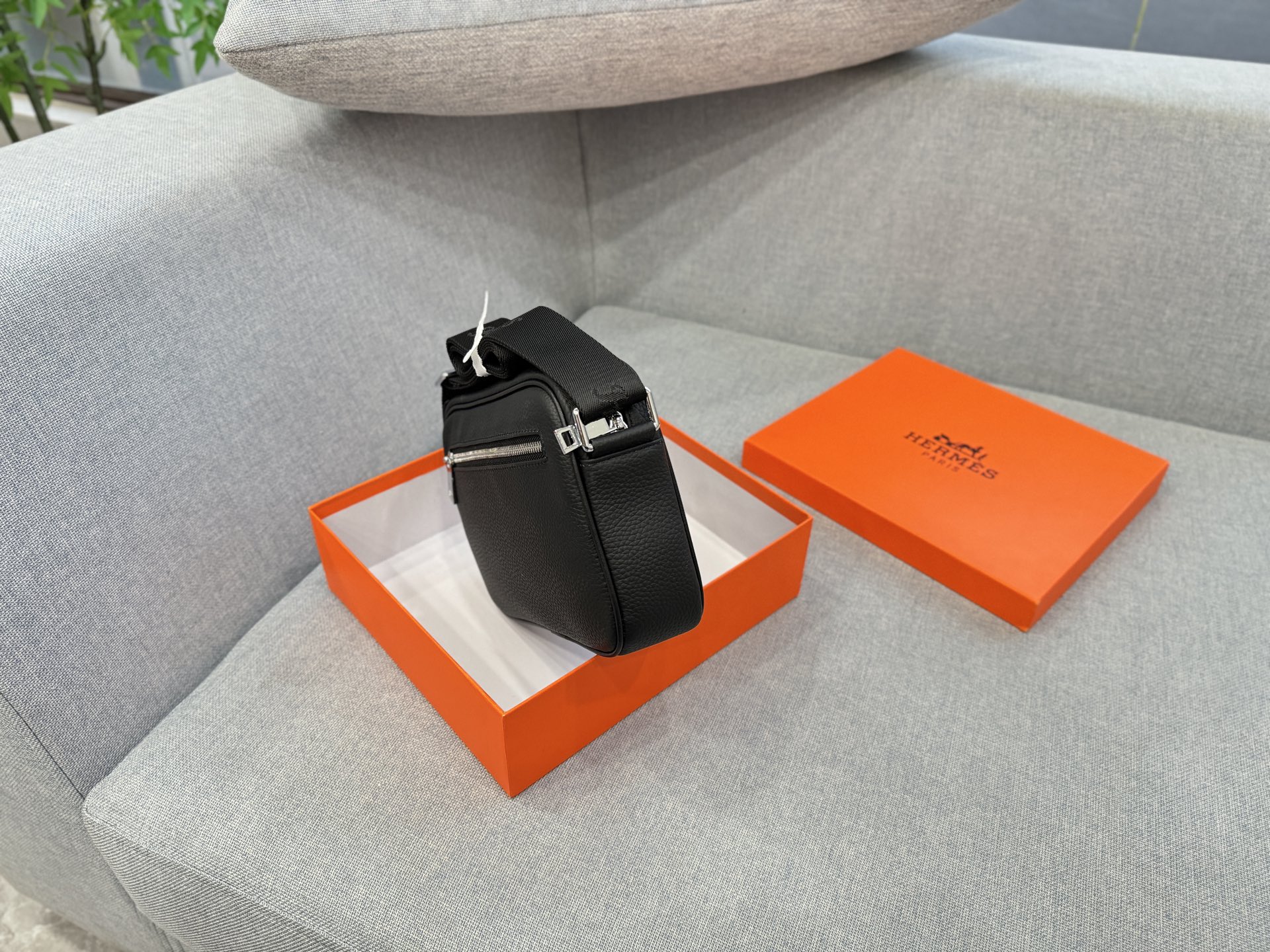 💰145 天地盖 size：24&times;17 HERMES爱马仕 相机包 单肩包 斜挎包 相机包简直是宝藏单品🎁！容量超可，手机、粉饼、钥匙啥的轻松装下，实用性💯。背法还超多，单肩、斜挎、手提随意切换。特别是斜挎，时髦又利落，配牛仔裤 T 恤休闲，搭连衣裙优雅，怎么搭都好看，出街回头率爆表👀