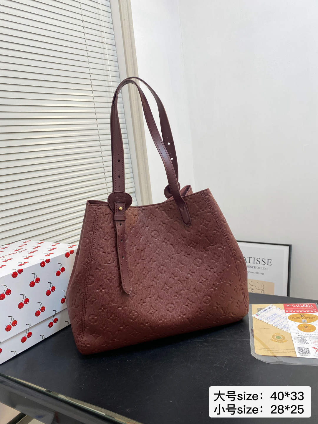 🅿️大号💰215小号💰210 配折叠盒 尺寸40*33/28*25 LV 酒红系列ALL IN ONE 品牌徽标压印 这款包包的造型很优雅，线条流畅， 搭配金色锁头装饰，细节处尽显奢华质感 2200