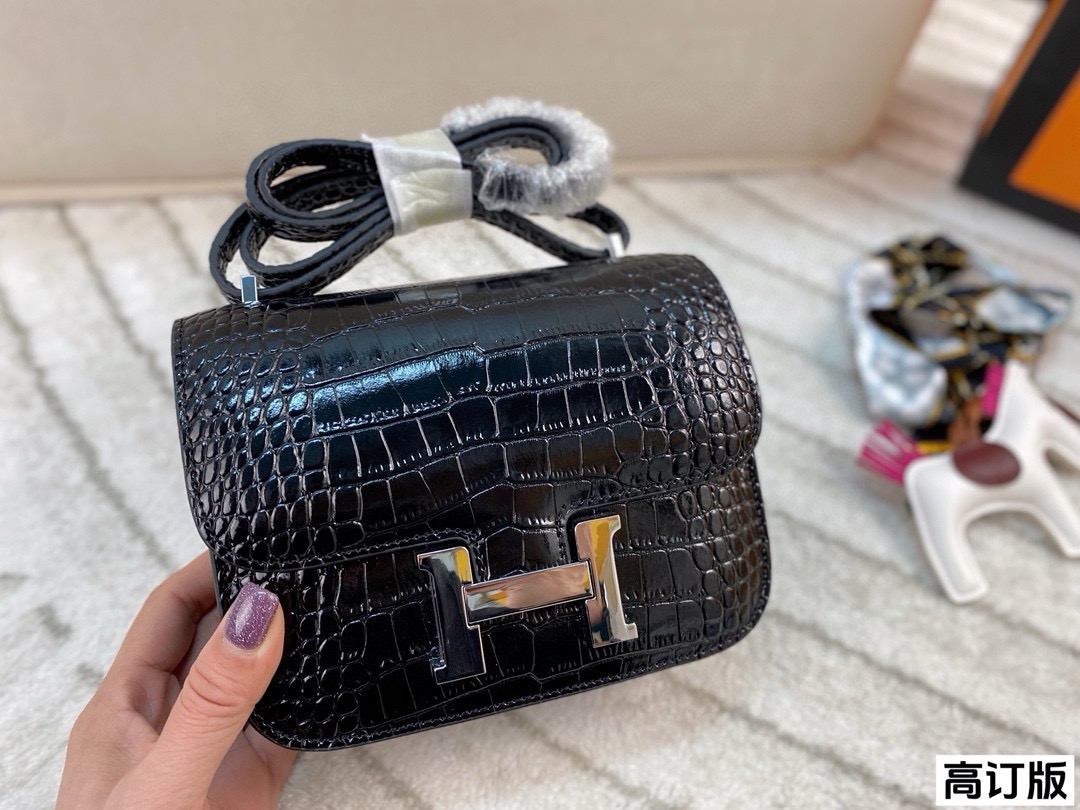 p190 全套包装🎁（高订版） 爱马仕Hermes Constance19黑银亮面鳄鱼纹黑银配色，真的是太经典啦!黑色的沉稳与银色的闪耀完美结合✨这种配色超级百搭 谁能不心动呢！尺寸：19*15(牛皮)