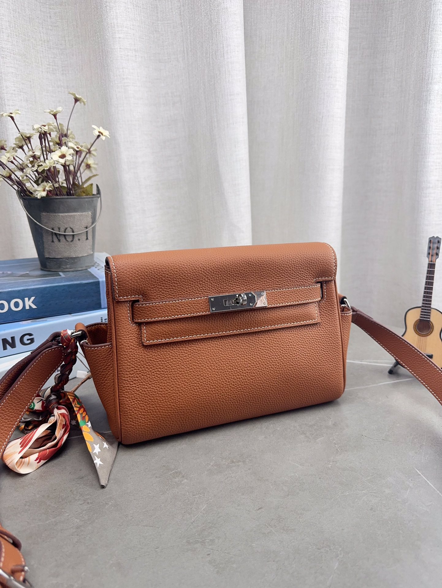 配折叠礼盒 H家 爱马仕 kelly 邮差包 男女同款尺寸刚刚好！ 真的太太太太好看 ⚠️牛皮 包包特别又质感！ 尺寸24*18cm p225