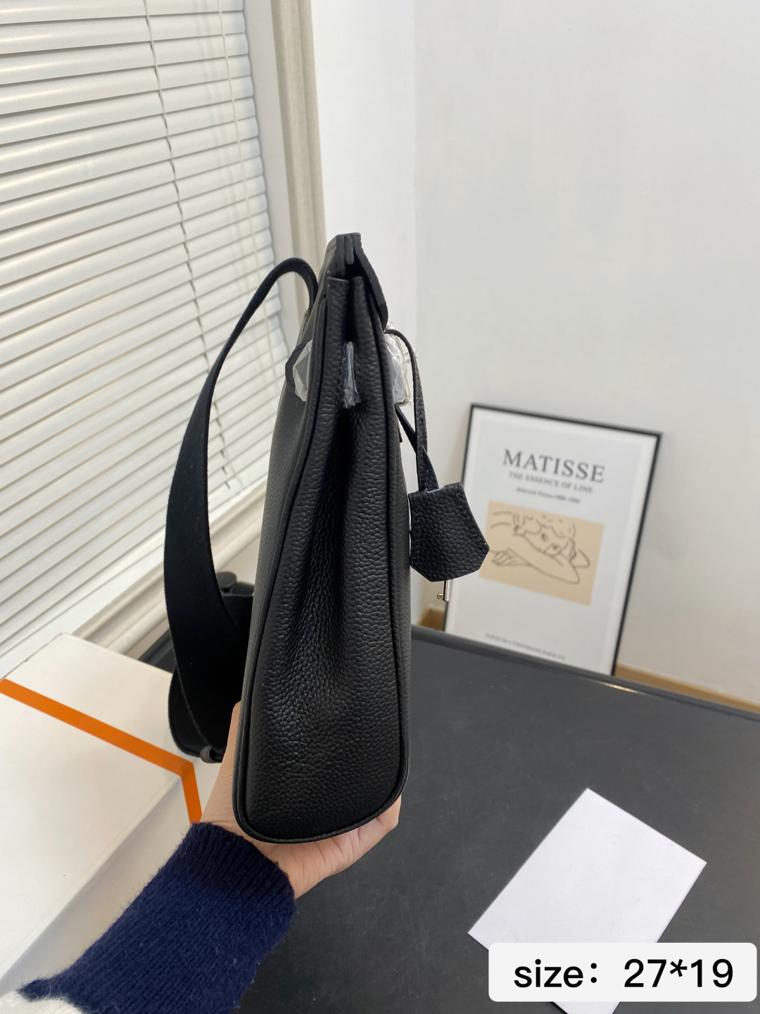 🅿️💰265 无盒 尺寸27*19 爱马仕单肩包很酷的男包来喽看起来十分时尚且年轻 斜挎也不显大当收纳空间真心不错，拿取东西时十分方便当肩带可以自由调节长度，任何身高都没问题 6779