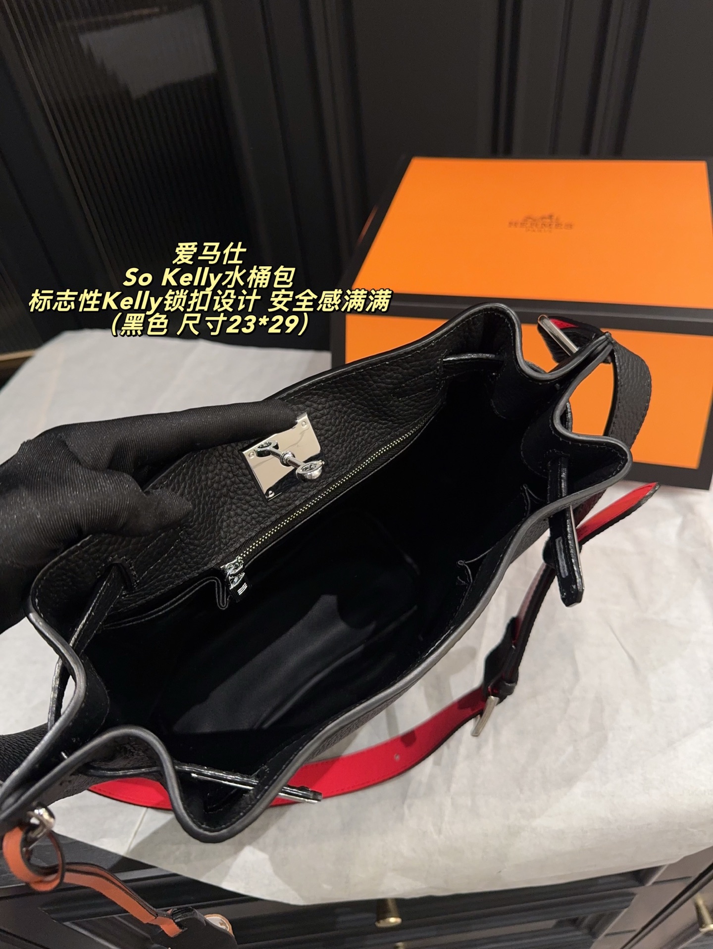 P280配折叠盒⚠️尺寸23*29 爱马仕 So Kelly水桶包 采用Togo荔枝纹牛皮，银色五金件点缀，简约又有层次感。标志性Kelly锁扣设计，安全感满满。容量适中，通勤或短途出行都很合适。肩带可调节，支持单肩或斜挎，实用性超强L。So Kelly系列已停产，成为中古市场热门收藏款，稀缺又有保值潜力