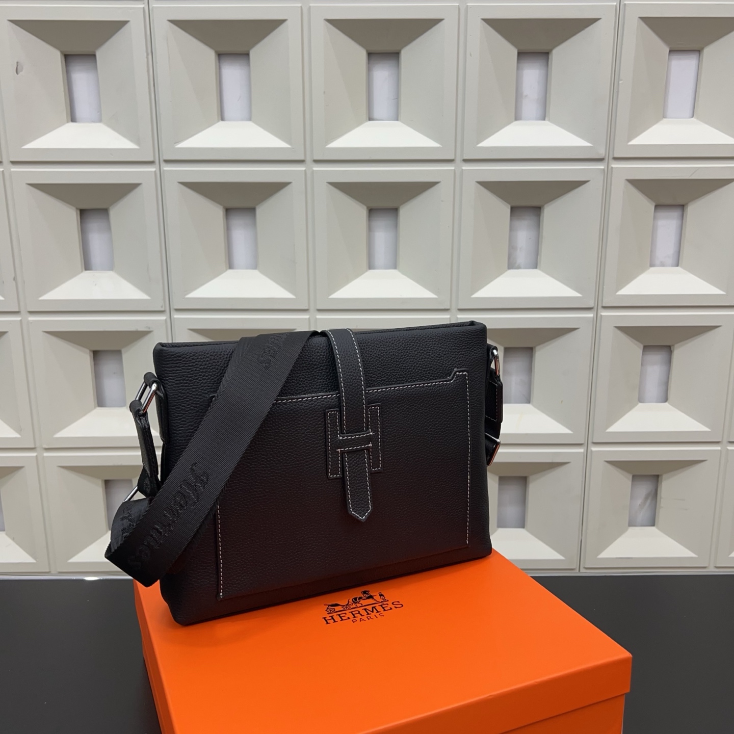 P230 Herm&egrave;s 爱马仕 邮差包 头层牛皮男士单肩斜挎包 实物拍摄 原厂原版面料 配送防尘袋 32 x 28cm