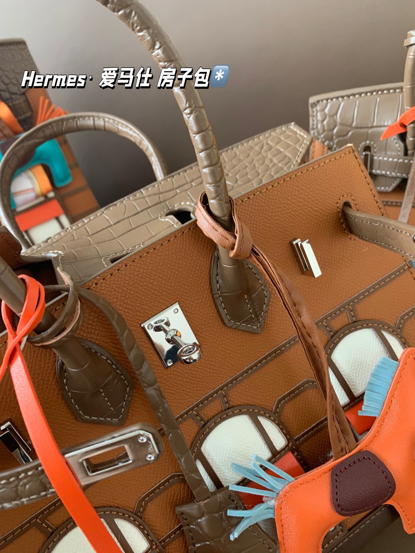 大P300 中P280 小P260 配礼盒🎁. Hermes&middot; 爱马仕 房子包 轻松演绎复古时髦 包型挺阔，简约而不简单不需要过多的装饰，日常搭配西装和T恤，就能将高级感体现的淋漓尽致！尺寸大30*24 中25*21 小20*18