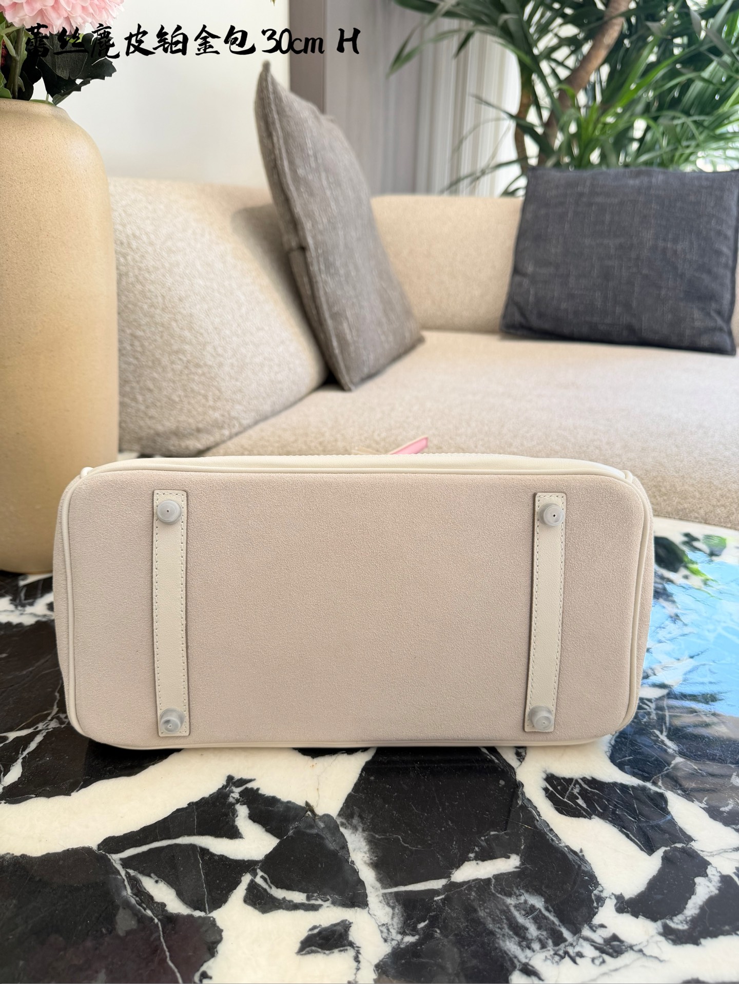 p340 Birkin30珍珠白铂金包|优雅故事的梦幻逸品 🌙 前任主人的故事 前任主人是资深爱马仕藏家,当初为了重要场合定制这只 Birkin 30,珍珠灰配白银 Swift 皮,蕾丝边装饰更添柔美。后来因个人风格转向极简,虽万分不舍,仍希望它能继续陪伴懂它的人,让这份优雅延续。 💎 设计与品质解析 ✨设计故事:Birkin 系列本就是爱马仕经典传奇,这只珍珠灰配色温柔高级,蕾丝边装饰打破常规,将法式浪漫与铂金包的大气融合,背出街就是 “行走的高奢名片”。 ✨材质与成色:采用细腻柔软的 Swift 皮,触感如丝绸般顺滑;珍珠灰配色高级不挑人,白银金属扣精致闪耀。成色近乎闲置未使用,五金无氧化,皮质无磨损,宛如全新。 ✨尺寸与实用度:30*15*21.5cm 黄金尺寸,日常通勤能装下平板、钱包、化妆品;出席晚宴、商务场合,随手拎起即刻提升气场。