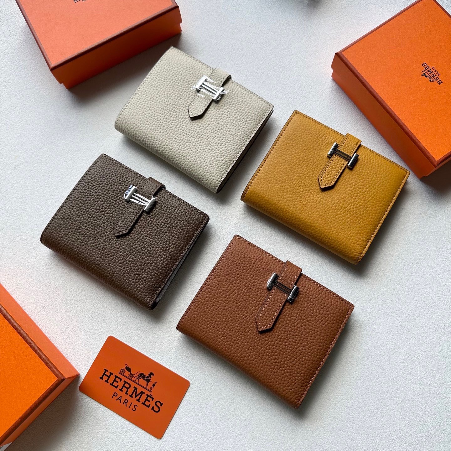 p95🎀🎀颜色 多色可选🎀尺寸 12x9.5🎀高版爱马仕优质进口牛皮🐂 手感一流👏时尚设计💋潮版百搭，配有4个卡槽，4个口袋，拉链零钱包，1个钞票口袋，镀钯锁扣，做工精致完美