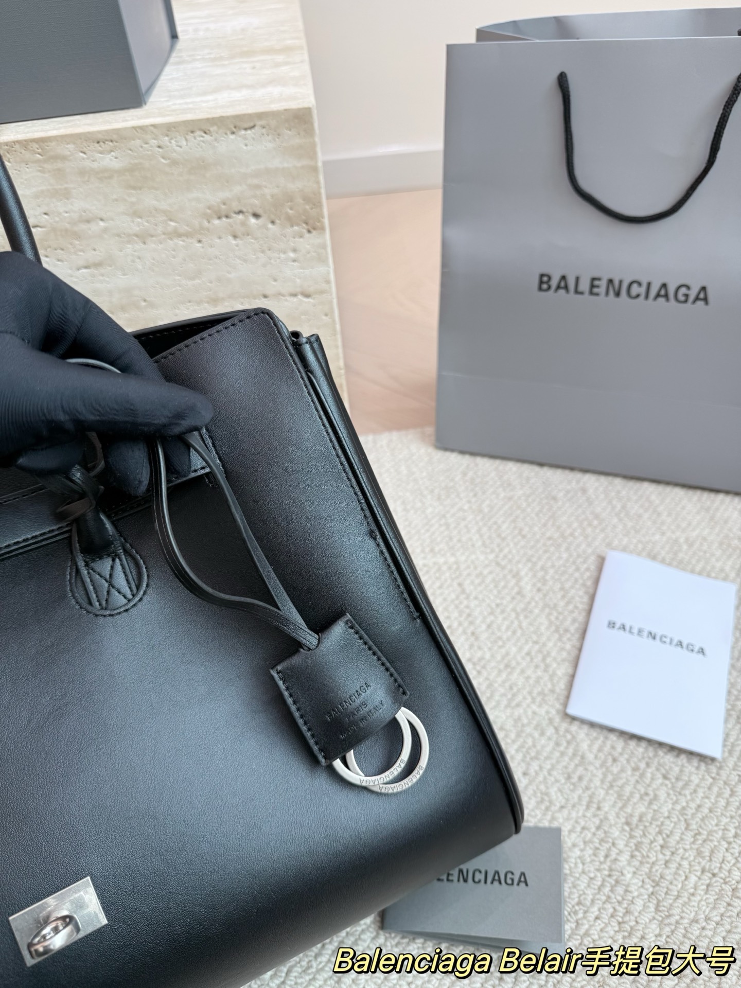 P300大号 卡戴珊look|巴黎世家 甲甲卡戴珊(Kim Kardashian)套装巴黎世家家的 (铂金包Balenciaga belair)黑色机车过膝靴穿出了卡戴珊的霸气. 。。今年巴黎世家的包把爱马仕玩的淋漓尽先是kelly redeo，又是birkin的belair。光价格没比爱 马仕便宜哦，真是又爱又恨的。尺寸 36.28