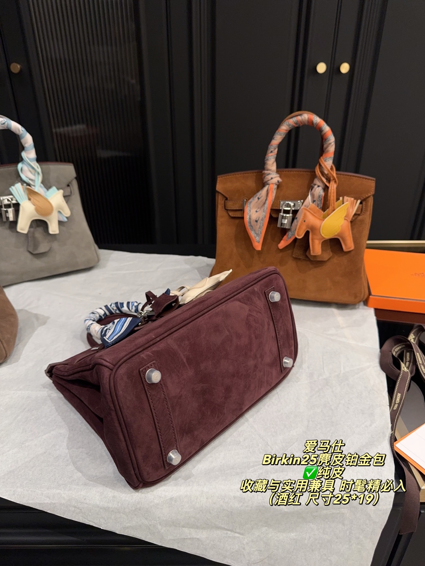 ✅纯皮P335配盒⚠️尺寸25*19 爱马仕 Birkin25麂皮铂金包 触感柔软细腻，秋冬季节超适合！银色金属扣件＋小飞马挂件，精致又有辨识度。25cm尺寸，日常通勤、出行都能轻松装下随身物品。麂皮材质轻盈，搭配丝巾更显高级感，是爱马仕经典系列，收藏与实用兼具，时髦精必入！