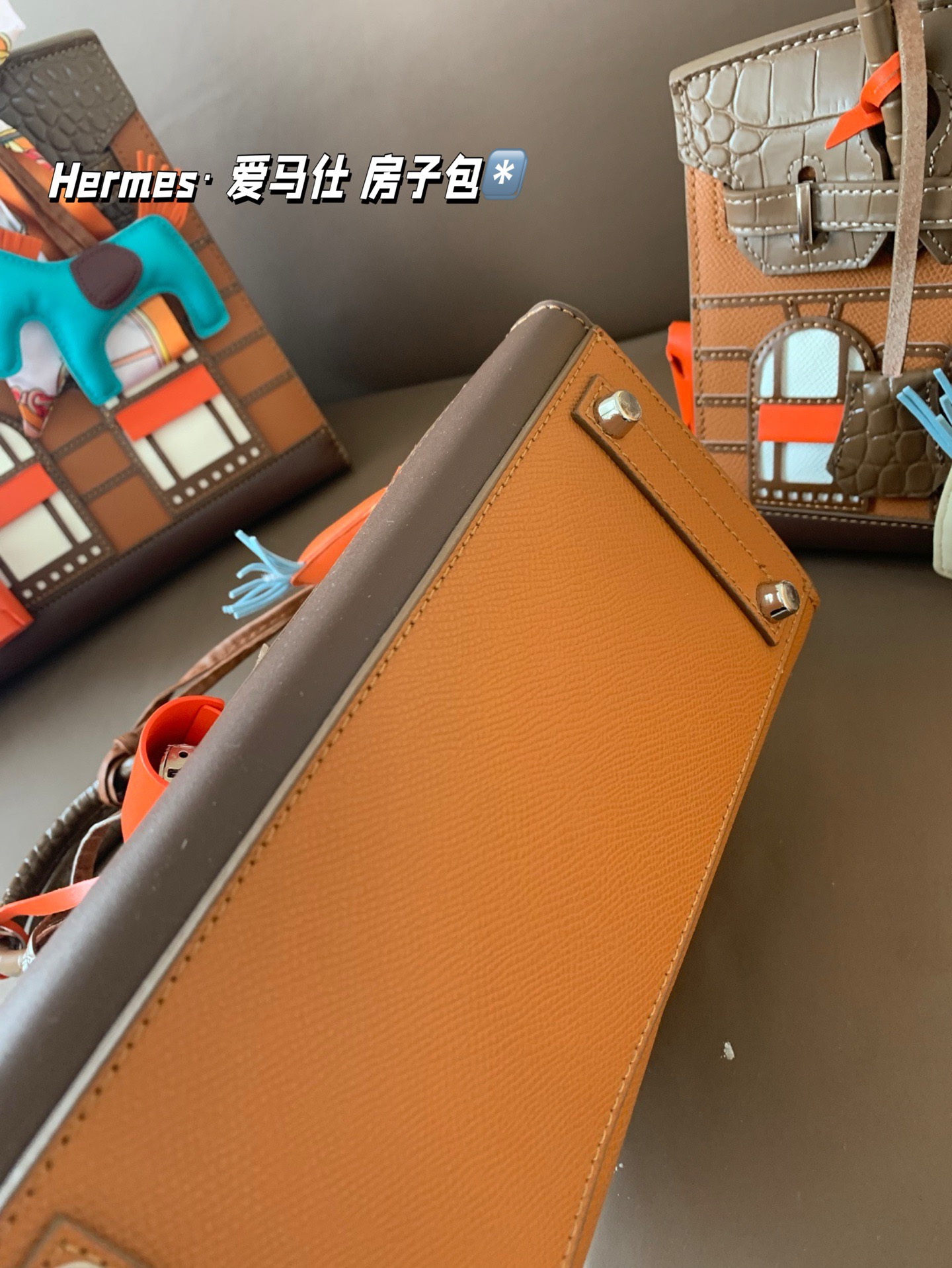 大P300 中P280 小P260 配礼盒🎁. Hermes&middot; 爱马仕 房子包 轻松演绎复古时髦 包型挺阔，简约而不简单不需要过多的装饰，日常搭配西装和T恤，就能将高级感体现的淋漓尽致！尺寸大30*24 中25*21 小20*18