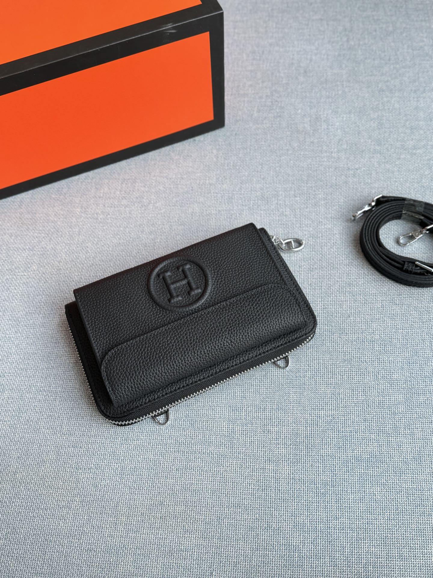 💰135 全套礼盒 size：18&times;11 HERMES爱马仕 小方包 单肩包 黑色牛皮质感超好，日常通勤、约会都合适。 字母元素设计有点小心机，百搭不挑人。 出门随手一拿往身上 一背，优雅感随之即来！