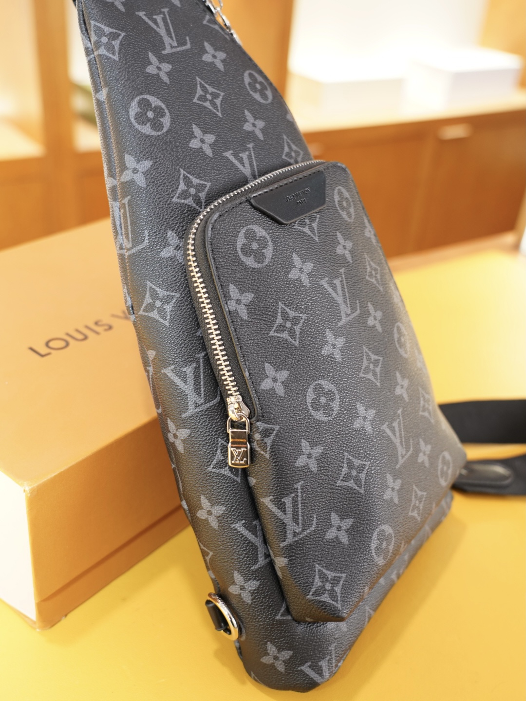 P115 🇫🇷 路易威登 官网同步 高版本 胸包 永恒不过时的标志性产品 纯原单牛皮 顶级五金制作 非市面普通版本 今年LV最爱的款式 全部实拍 实用性非常高 完全不用担心穿搭 配全套包装折叠盒..【规格:19x38x4】