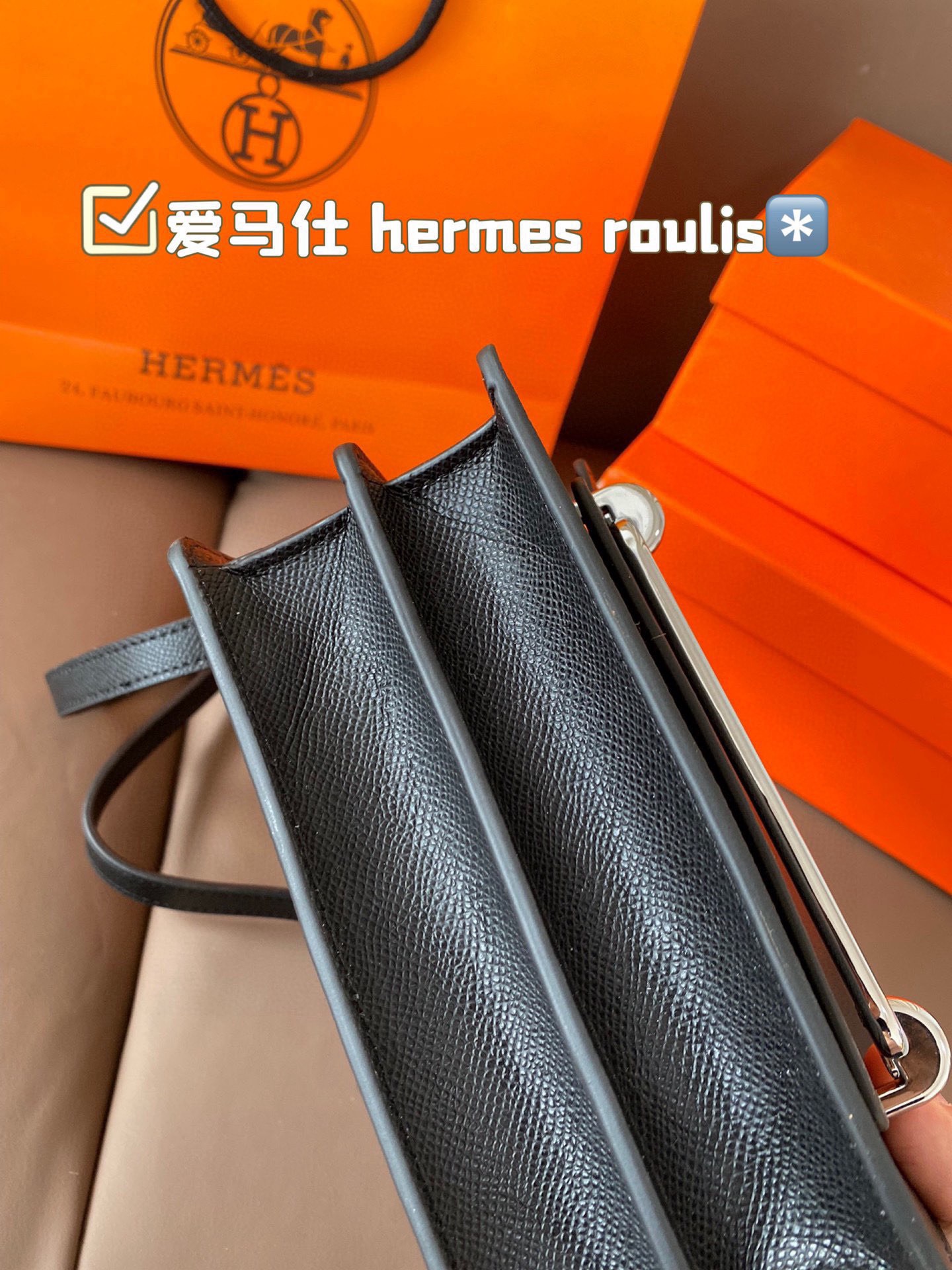 P185 hermes roulis这款包包设计的非常好看，是爱马仕包包里面比较低调的一款，不喜欢大Hlogo的朋友可以考虑入手这款，非常实用，很多明星都特别喜欢。爱马仕（H家）猪鼻子包 Roulis面向广大年轻人，线条简洁明快，极具个性的Logo标志，带点中性风格，适合追求品位生活的白领一族！ 尺寸：18*15