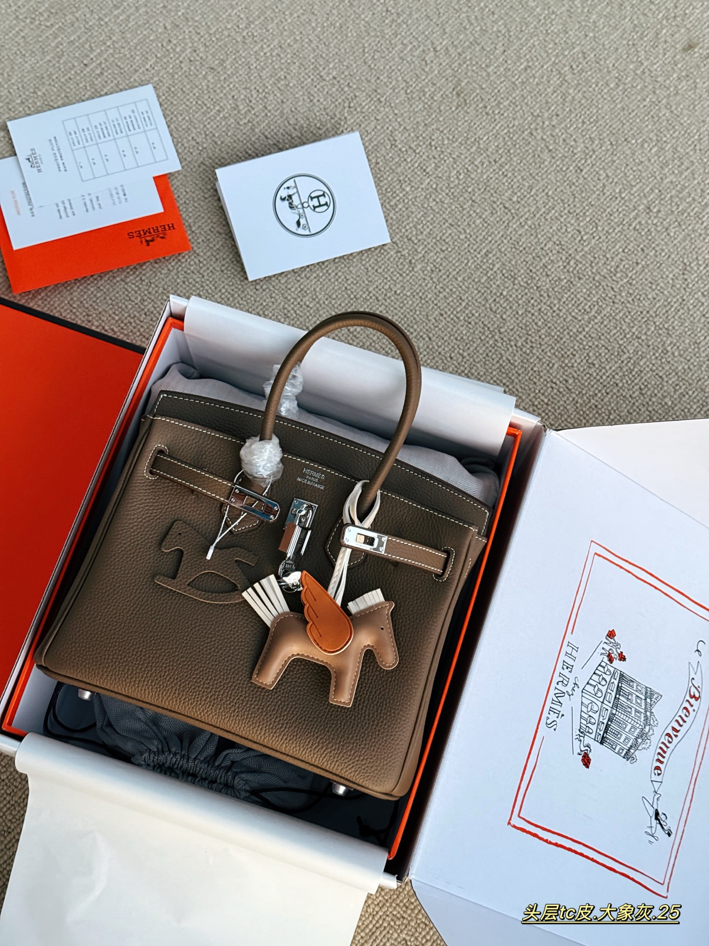 💰245 配全套包装 size：25cm 背铂金包的季节来啦 Bk25 原版品质 ✔️ 爱马仕|Birkin 25 tc牛皮 真的太可了，可咸可甜 超难买的绝美birkin！ 赠送小马 丝巾 小锁头哦！