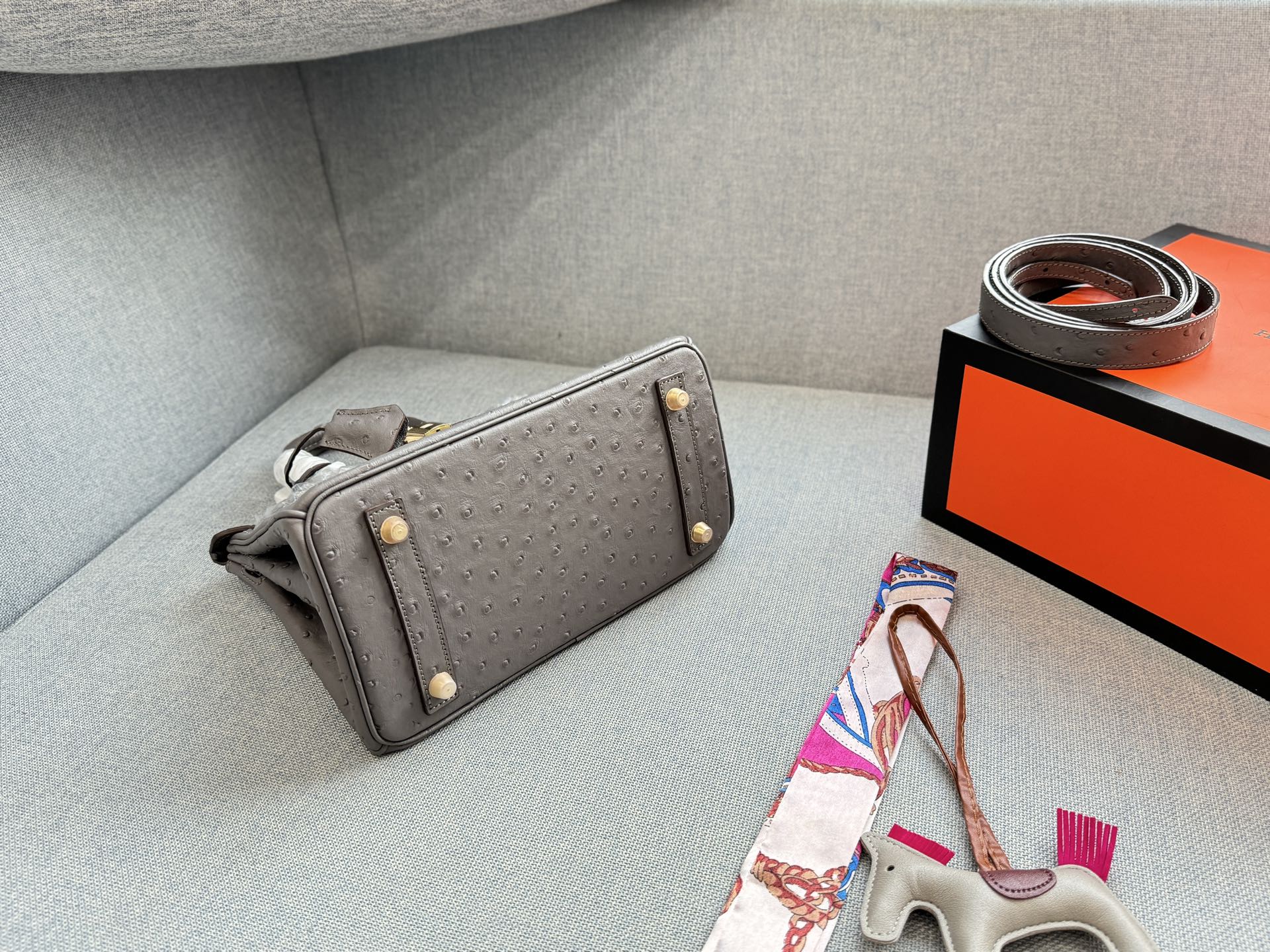 牛皮大号💰275 全套礼盒➕丝巾➕小马 牛皮小号💰265 全套礼盒➕丝巾➕小马 size：30&times;21/25&times;18 HERMES爱马仕 Birkin 鸵鸟纹 铂金包手提包 嘿，又到了把美拉德色系挂在身上的季节了🍂，一个暖色调的金棕是能完美的调和均匀身上色调过硬的感觉，极致的温柔就是这个金棕色最好的诠释了～ 斑鸠灰什么时候都很好看 高级又显贵🤍🩶特殊皮太香了