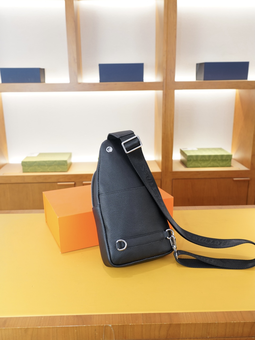 P125 🇫🇷 爱马仕 官网同步 高版本 胸包 永恒不过时的标志性产品 纯原单牛皮 顶级五金制作 非市面普通版本 今年Hermes最爱的款式 全部实拍 实用性非常高 完全不用担心穿搭 配全套包装折叠盒..【规格：18x37x5】